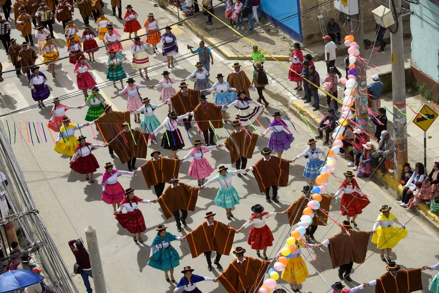 El Proyecto Especial Bicentenario del Ministerio de Cultura participó hoy en el gran pasacalle de comparsas que dio inicio al XVIII Encuentro del Carnaval Originario del Perú Pukllay 2024 Edición Bicentenario, desarrollado en la ciudad de Andahuaylas, región Apurímac, con el objetivo de celebrar la diversidad cultural y costumbres de nuestro país.
Foto: ANDINA/Bicentenario