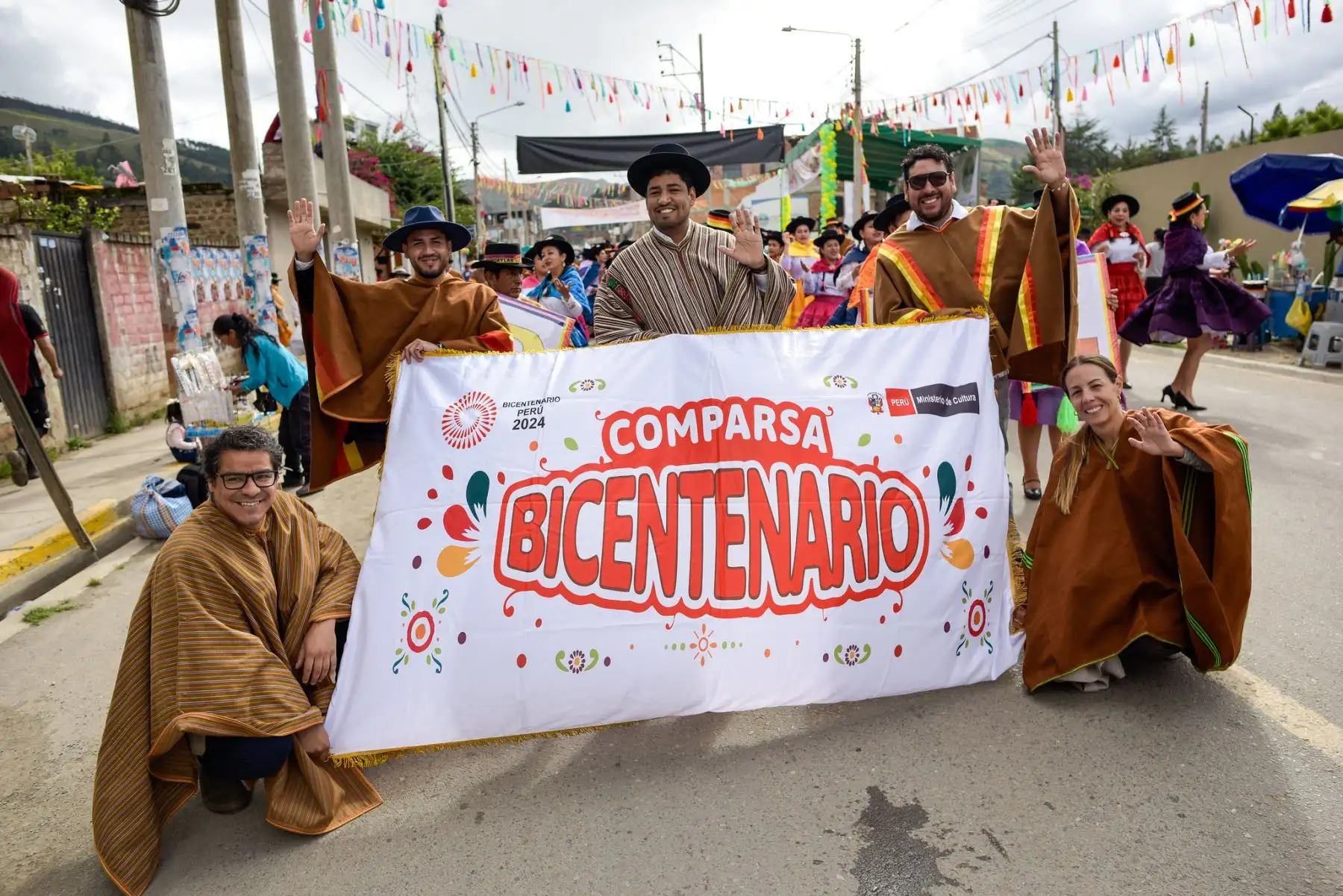 El Proyecto Especial Bicentenario del Ministerio de Cultura participó hoy en el gran pasacalle de comparsas que dio inicio al XVIII Encuentro del Carnaval Originario del Perú Pukllay 2024 Edición Bicentenario, desarrollado en la ciudad de Andahuaylas, región Apurímac, con el objetivo de celebrar la diversidad cultural y costumbres de nuestro país.
Foto: ANDINA/Bicentenario