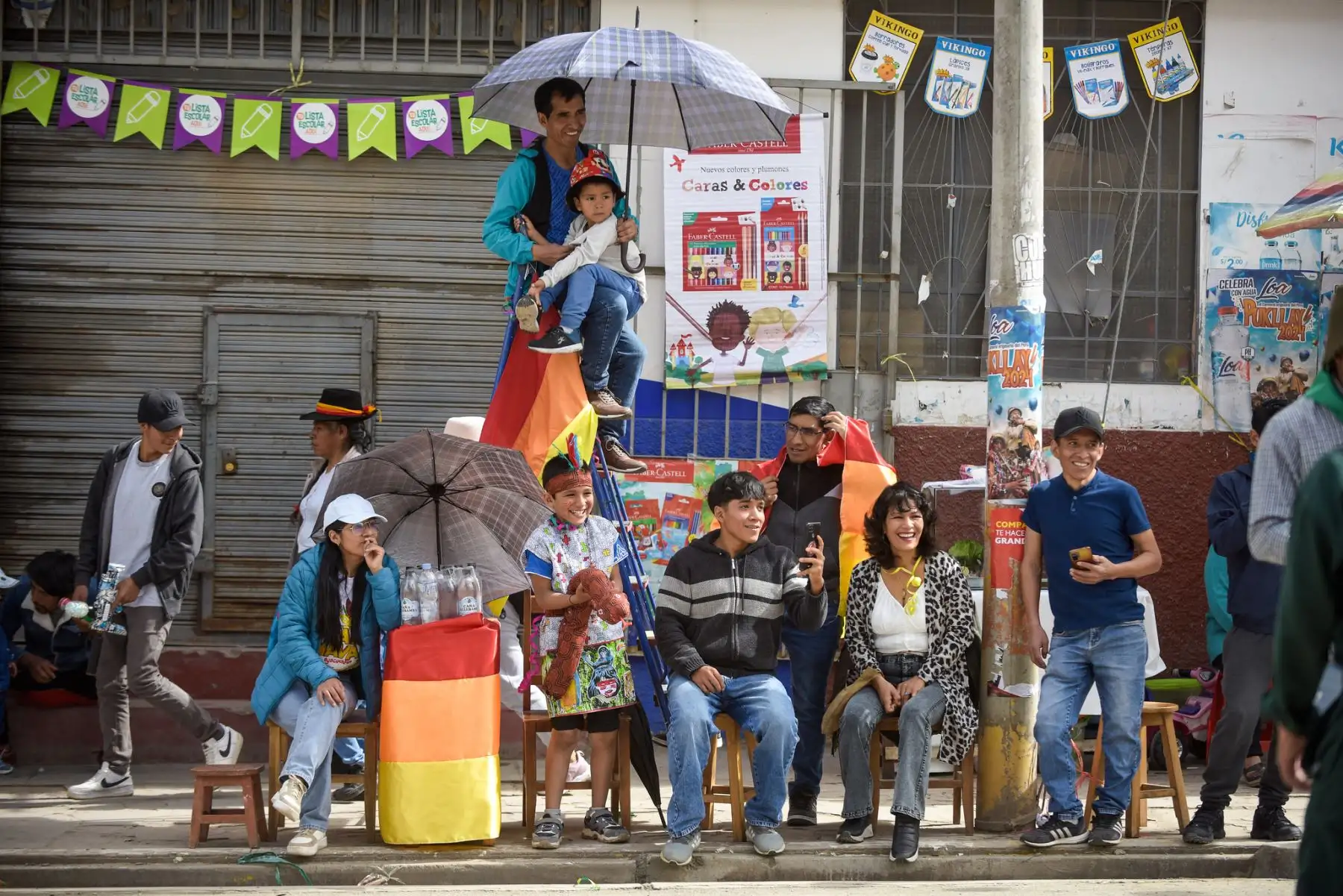 El Proyecto Especial Bicentenario del Ministerio de Cultura participó hoy en el gran pasacalle de comparsas que dio inicio al XVIII Encuentro del Carnaval Originario del Perú Pukllay 2024 Edición Bicentenario, desarrollado en la ciudad de Andahuaylas, región Apurímac, con el objetivo de celebrar la diversidad cultural y costumbres de nuestro país.
Foto: ANDINA/Bicentenario