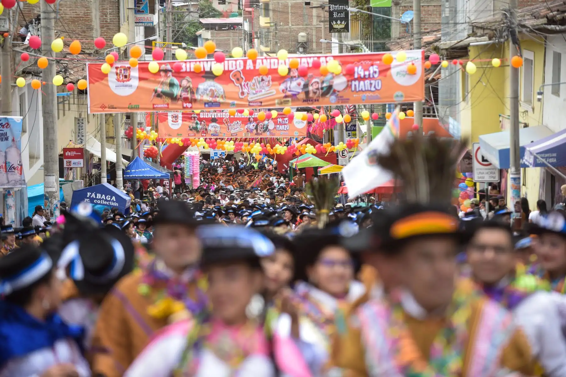El Proyecto Especial Bicentenario del Ministerio de Cultura participó hoy en el gran pasacalle de comparsas que dio inicio al XVIII Encuentro del Carnaval Originario del Perú Pukllay 2024 Edición Bicentenario, desarrollado en la ciudad de Andahuaylas, región Apurímac, con el objetivo de celebrar la diversidad cultural y costumbres de nuestro país.
Foto: ANDINA/Bicentenario