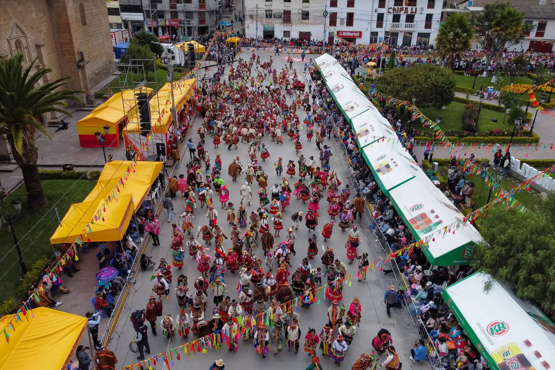 El Proyecto Especial Bicentenario del Ministerio de Cultura participó hoy en el gran pasacalle de comparsas que dio inicio al XVIII Encuentro del Carnaval Originario del Perú Pukllay 2024 Edición Bicentenario, desarrollado en la ciudad de Andahuaylas, región Apurímac, con el objetivo de celebrar la diversidad cultural y costumbres de nuestro país.
Foto: ANDINA/Bicentenario