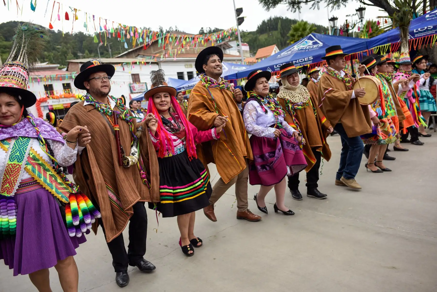 El Proyecto Especial Bicentenario del Ministerio de Cultura participó hoy en el gran pasacalle de comparsas que dio inicio al XVIII Encuentro del Carnaval Originario del Perú Pukllay 2024 Edición Bicentenario, desarrollado en la ciudad de Andahuaylas, región Apurímac, con el objetivo de celebrar la diversidad cultural y costumbres de nuestro país.
Foto: ANDINA/Bicentenario