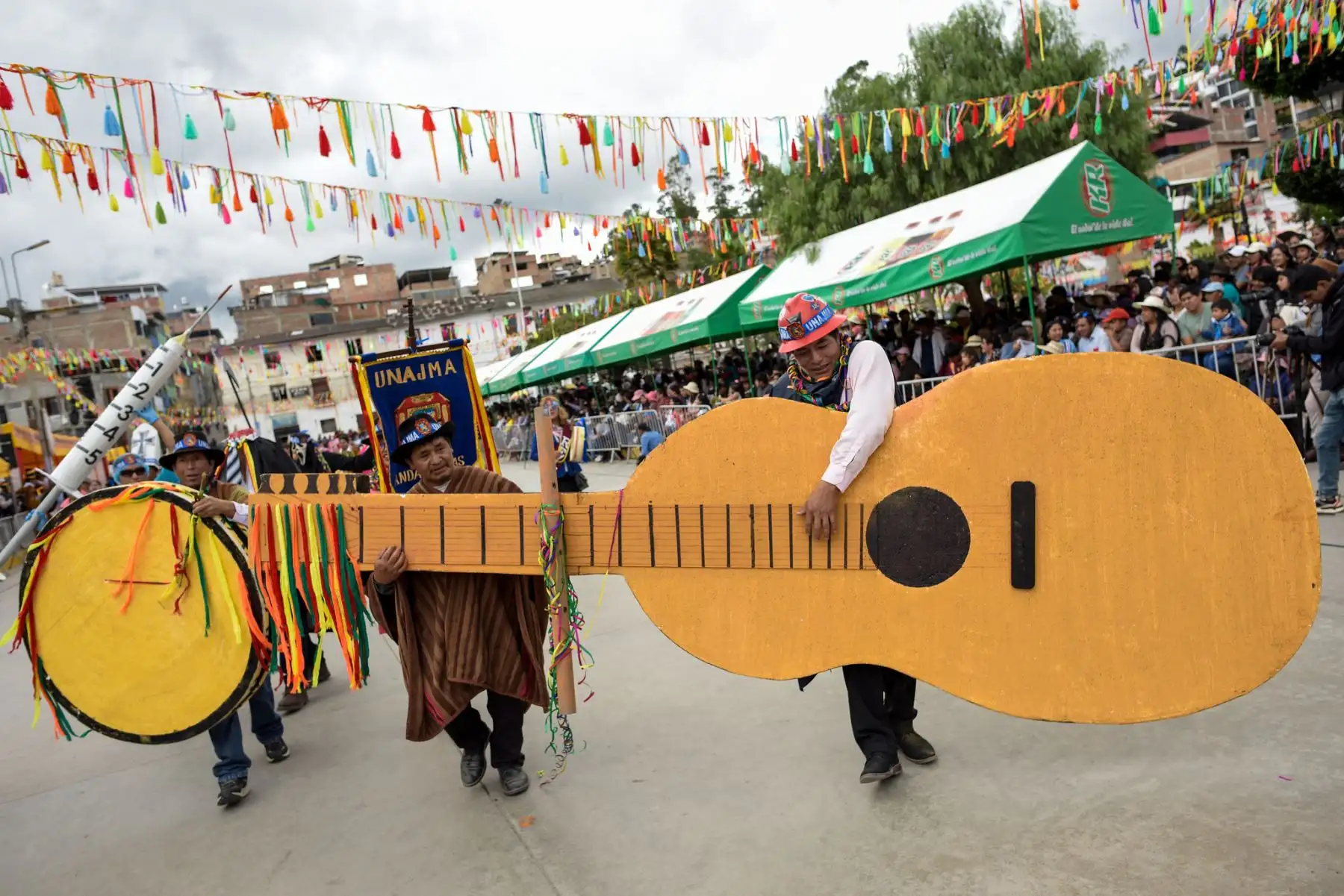 El Proyecto Especial Bicentenario del Ministerio de Cultura participó hoy en el gran pasacalle de comparsas que dio inicio al XVIII Encuentro del Carnaval Originario del Perú Pukllay 2024 Edición Bicentenario, desarrollado en la ciudad de Andahuaylas, región Apurímac, con el objetivo de celebrar la diversidad cultural y costumbres de nuestro país.
Foto: ANDINA/Bicentenario