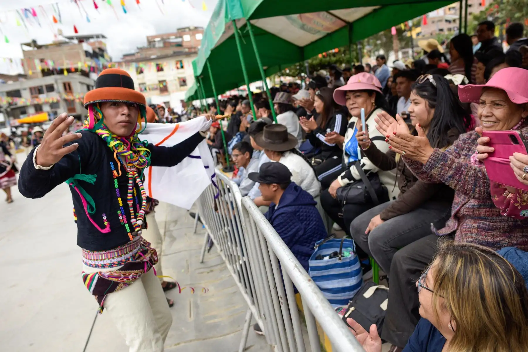 El Proyecto Especial Bicentenario del Ministerio de Cultura participó hoy en el gran pasacalle de comparsas que dio inicio al XVIII Encuentro del Carnaval Originario del Perú Pukllay 2024 Edición Bicentenario, desarrollado en la ciudad de Andahuaylas, región Apurímac, con el objetivo de celebrar la diversidad cultural y costumbres de nuestro país.
Foto: ANDINA/Bicentenario