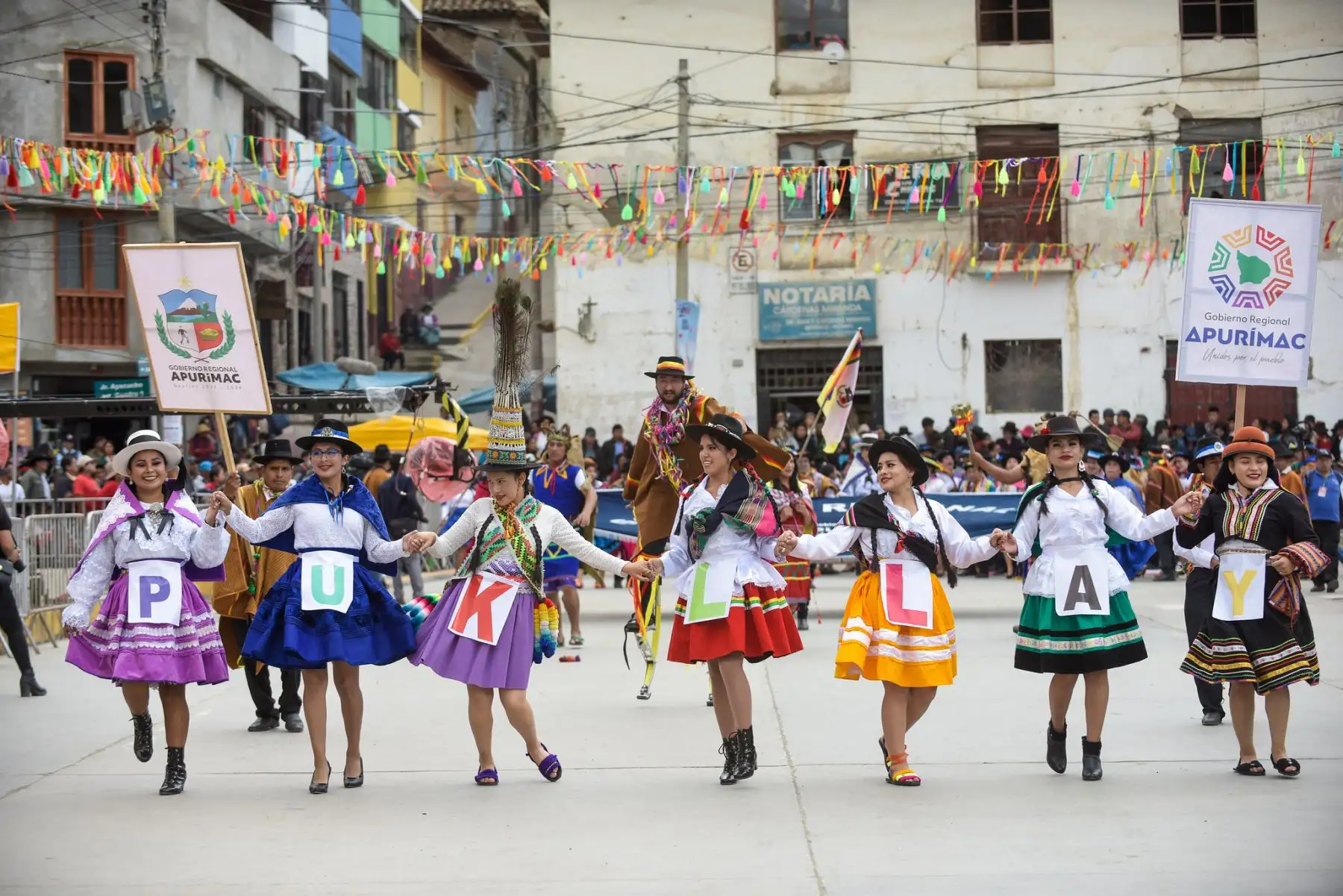 El Proyecto Especial Bicentenario del Ministerio de Cultura participó hoy en el gran pasacalle de comparsas que dio inicio al XVIII Encuentro del Carnaval Originario del Perú Pukllay 2024 Edición Bicentenario, desarrollado en la ciudad de Andahuaylas, región Apurímac, con el objetivo de celebrar la diversidad cultural y costumbres de nuestro país.
Foto: ANDINA/Bicentenario