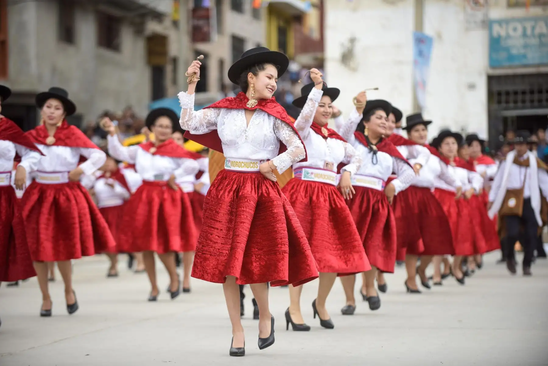El Proyecto Especial Bicentenario del Ministerio de Cultura participó hoy en el gran pasacalle de comparsas que dio inicio al XVIII Encuentro del Carnaval Originario del Perú Pukllay 2024 Edición Bicentenario, desarrollado en la ciudad de Andahuaylas, región Apurímac, con el objetivo de celebrar la diversidad cultural y costumbres de nuestro país.
Foto: ANDINA/Bicentenario