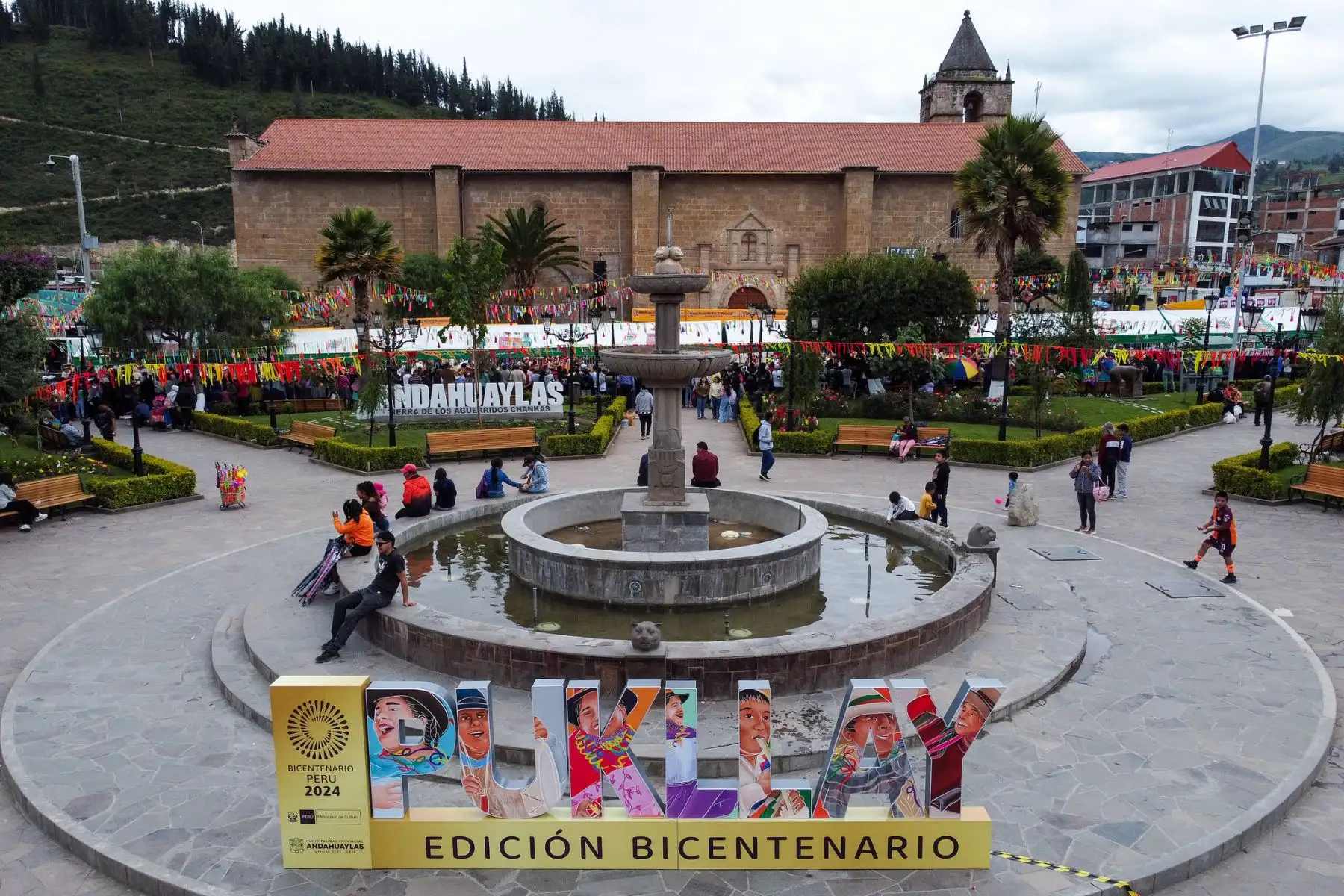 El Proyecto Especial Bicentenario del Ministerio de Cultura participó hoy en el gran pasacalle de comparsas que dio inicio al XVIII Encuentro del Carnaval Originario del Perú Pukllay 2024 Edición Bicentenario, desarrollado en la ciudad de Andahuaylas, región Apurímac, con el objetivo de celebrar la diversidad cultural y costumbres de nuestro país.
Foto: ANDINA/Bicentenario