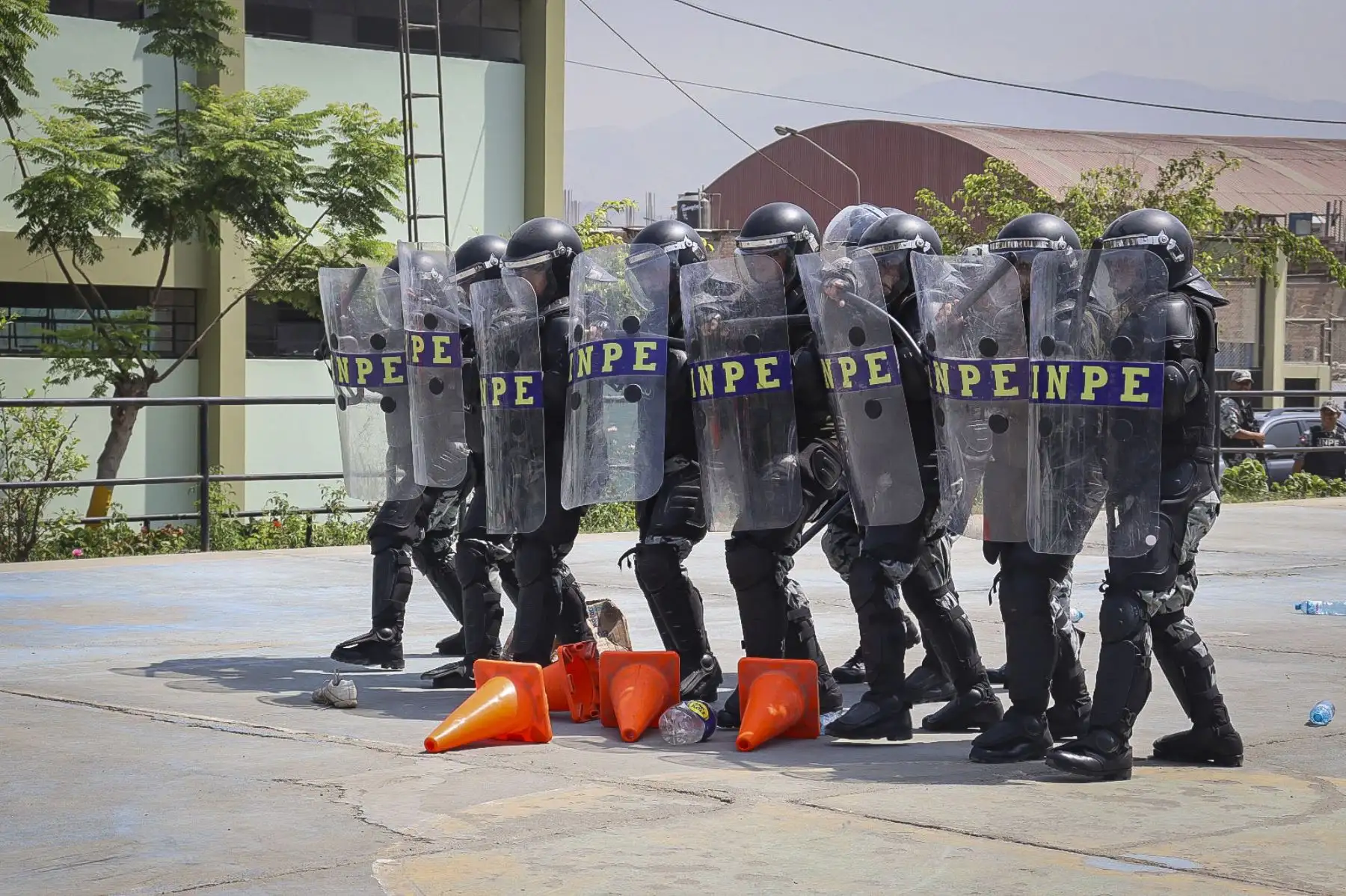 El presidente del INPE entregó una importante dotación de implementos de seguridad y escritorio al Grupo de Operaciones Especiales (GOES) durante la ceremonia por el XXIV aniversario del reconocido agrupamiento de élite penitenciario.
Foto: ANDINA/INPE