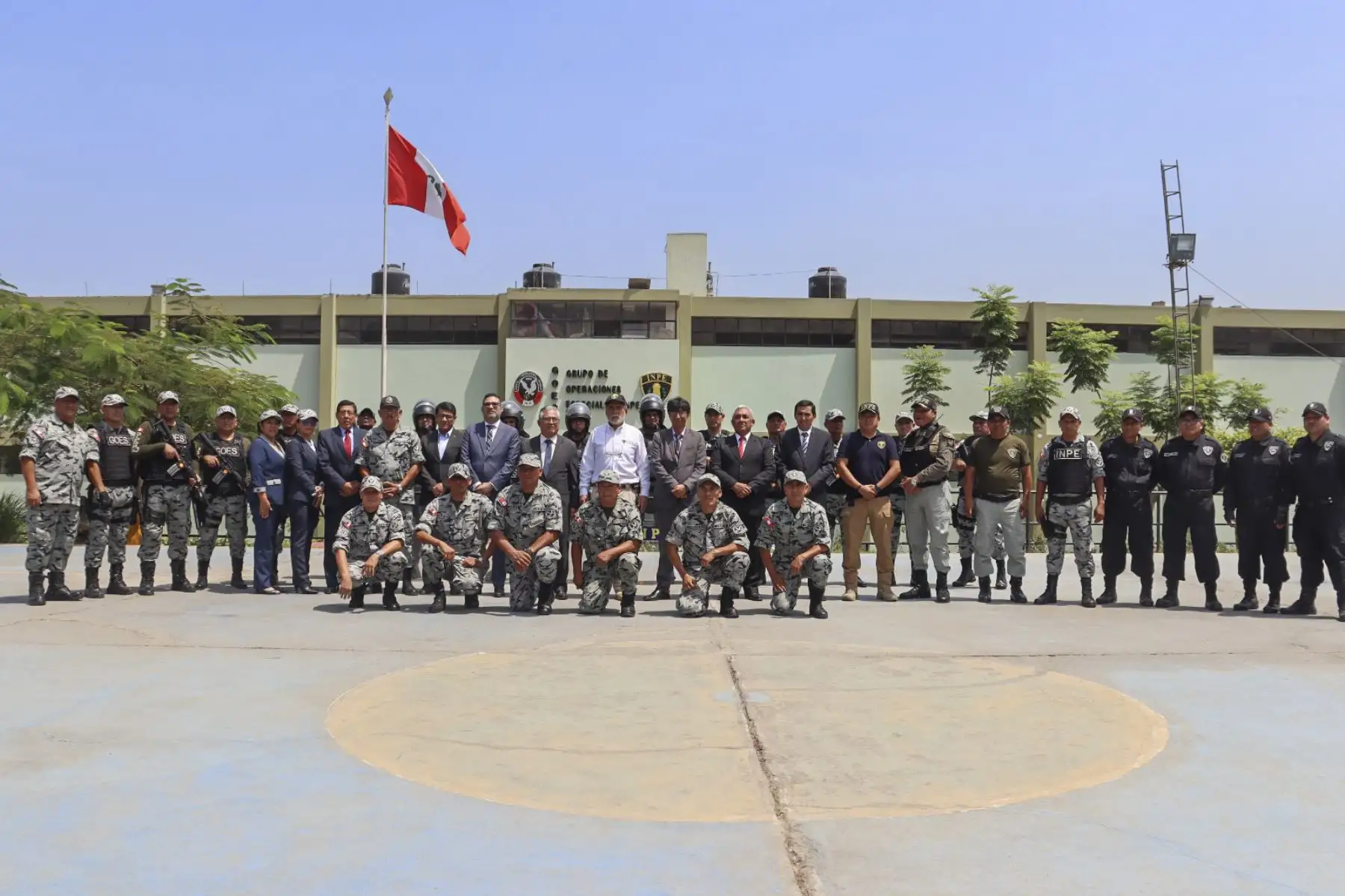 El presidente del INPE entregó una importante dotación de implementos de seguridad y escritorio al Grupo de Operaciones Especiales (GOES) durante la ceremonia por el XXIV aniversario del reconocido agrupamiento de élite penitenciario.
Foto: ANDINA/INPE