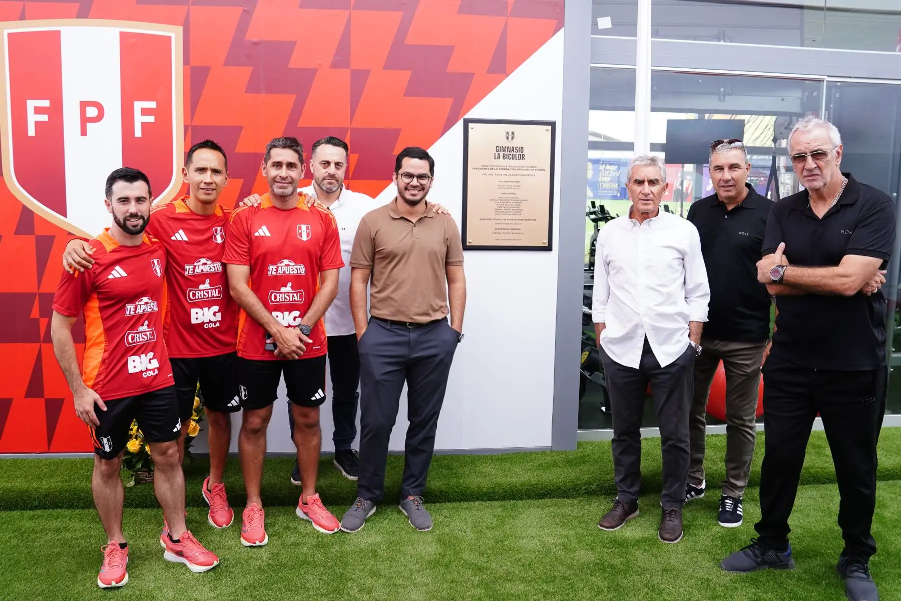 En la ceremonia de inauguración del “Gimnasio La Bicolor” estuvieron presentes el ingeniero Agustín Lozano Saavedra, presidente FPF; la junta directiva FPF; Sabrina Martin, secretaria genera FPl; Jorge Fossati, director técnico de la selección; Juan Carlos Oblitas, director general de fútbol; Franco Navarro, gerente de selecciones; y el personal administrativo que hizo posible la obra en tiempo récord, pues los trabajos se realizaron en un plazo de 26 días.
Foto: ANDINA/FPF
