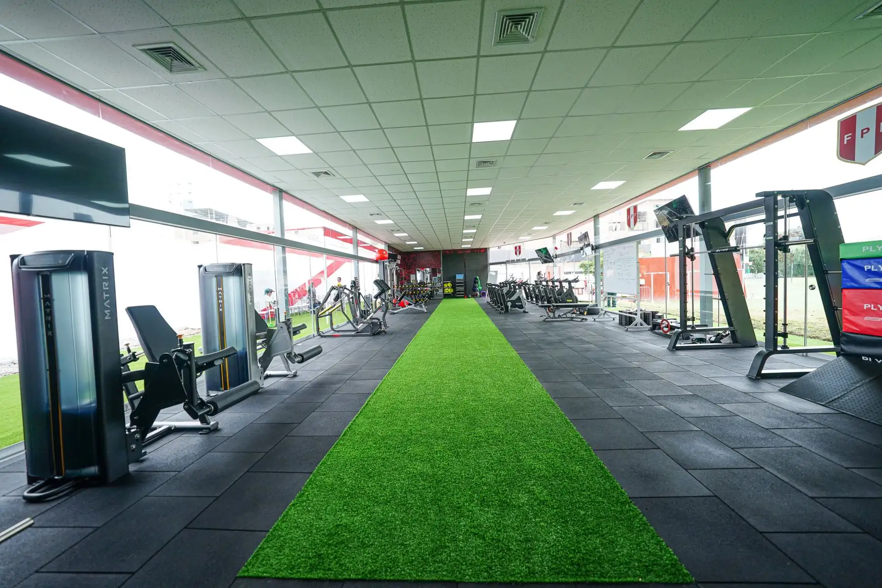 El gimnasio, ubicado en la zona de campos de entrenamiento de la Videna FPF, cuenta con máquinas de alta tecnología en un área de 210 metros cuadrados. Tiene una pista de trote de césped sintético, áreas exteriores de activación y área social para los jugadores y comando técnico.

Foto: ANDINA/FPF