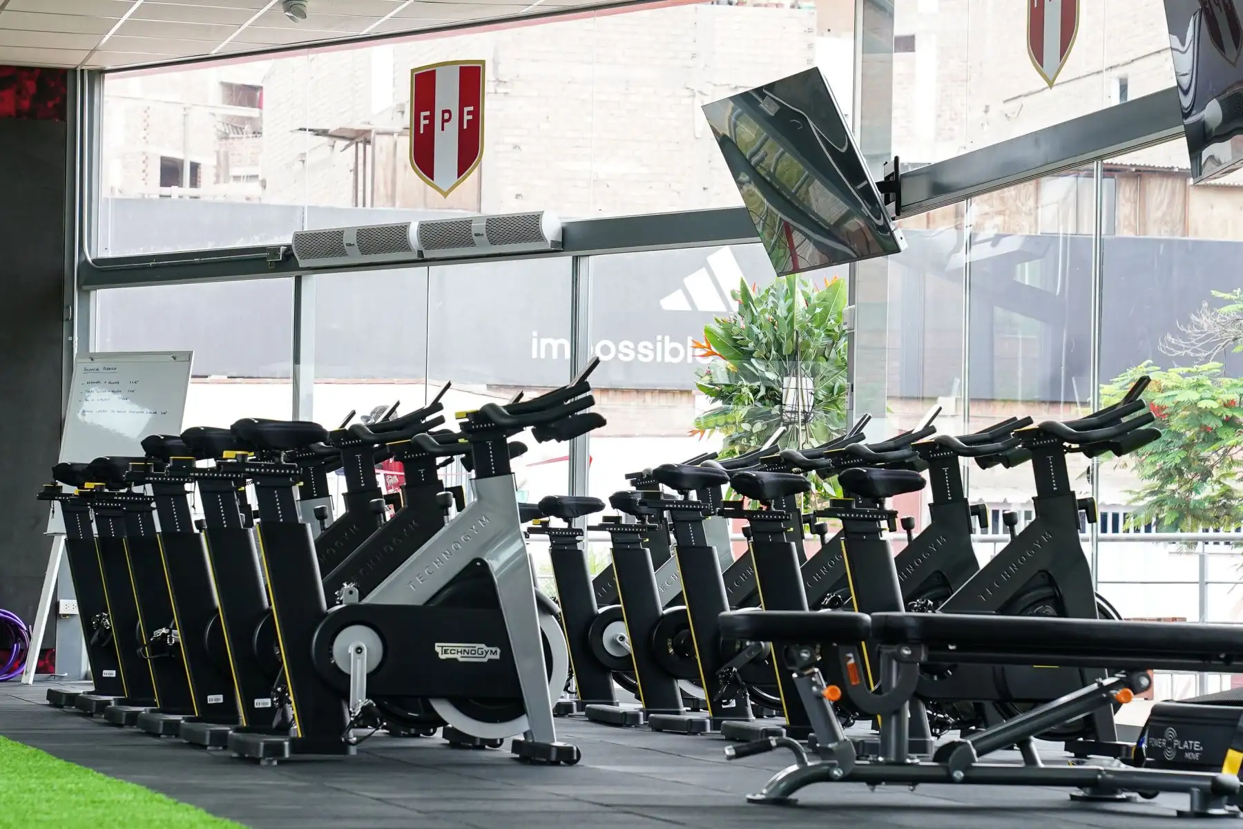 El gimnasio, ubicado en la zona de campos de entrenamiento de la Videna FPF, cuenta con máquinas de alta tecnología en un área de 210 metros cuadrados. Tiene una pista de trote de césped sintético, áreas exteriores de activación y área social para los jugadores y comando técnico.

Foto: ANDINA/FPF