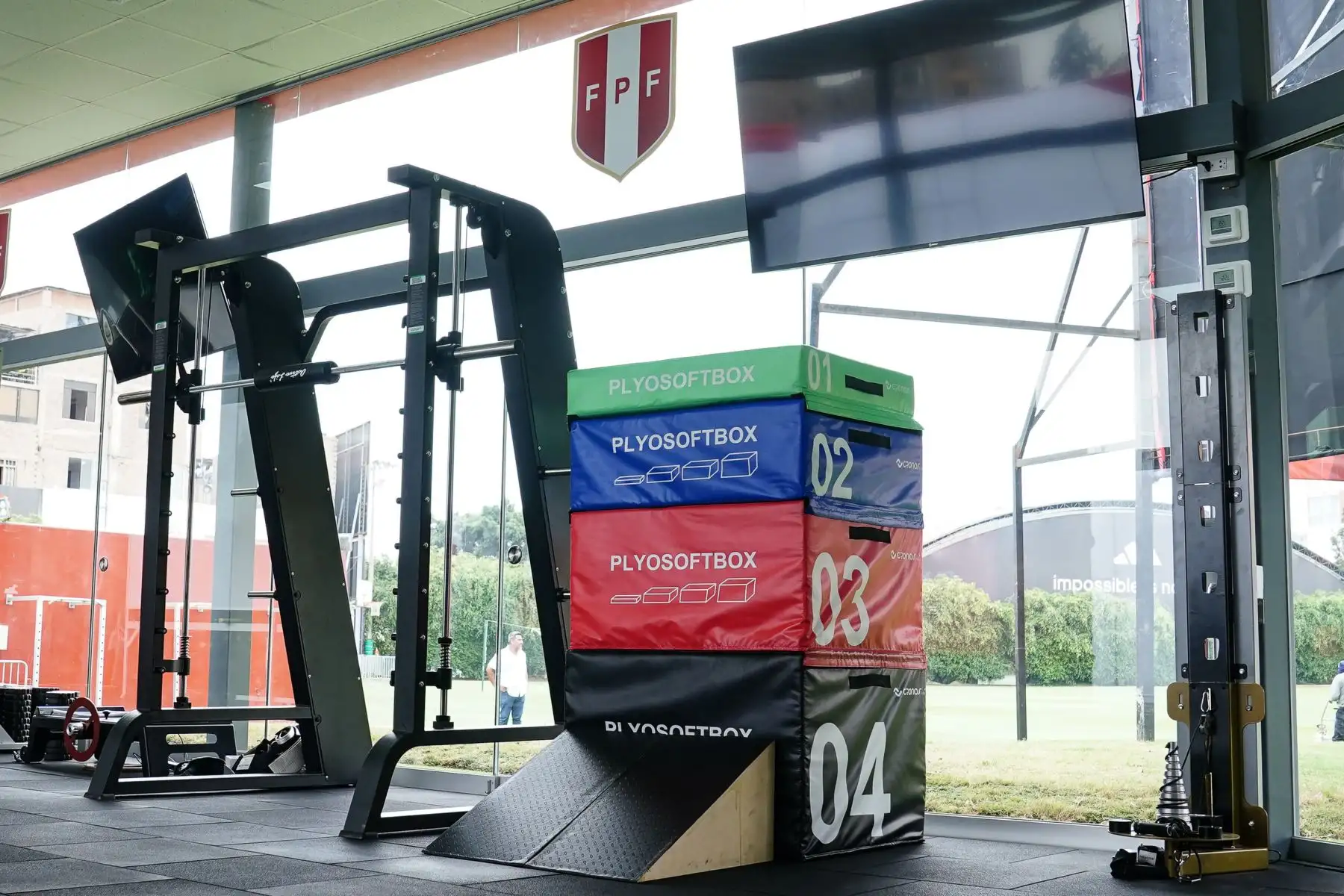 El gimnasio, ubicado en la zona de campos de entrenamiento de la Videna FPF, cuenta con máquinas de alta tecnología en un área de 210 metros cuadrados. Tiene una pista de trote de césped sintético, áreas exteriores de activación y área social para los jugadores y comando técnico.

Foto: ANDINA/FPF