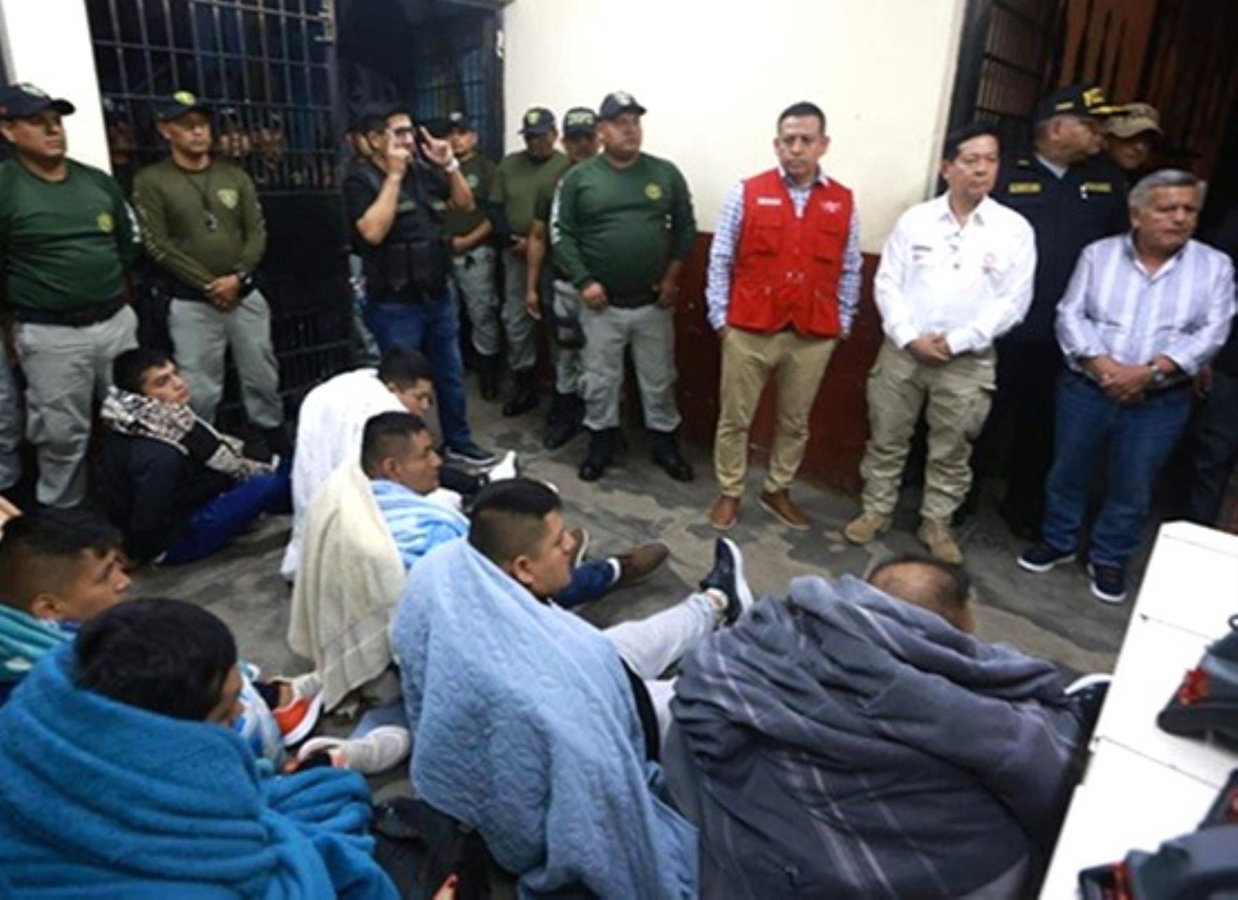 Con presencia de autoridades, encabezadas por el ministro de Justicia, Eduardo Arana, se realizó el traslado de 13 internos de alta peligrosidad del penal El Milagro de Trujillo a otros establecimientos de máxima seguridad.