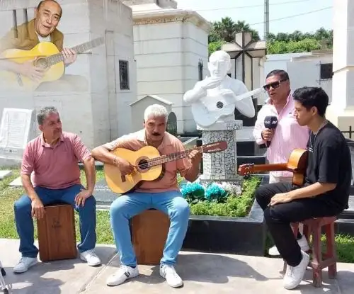 Realizan emotiva romería a la Primera Guitarra del Perú, Óscar Avilés.