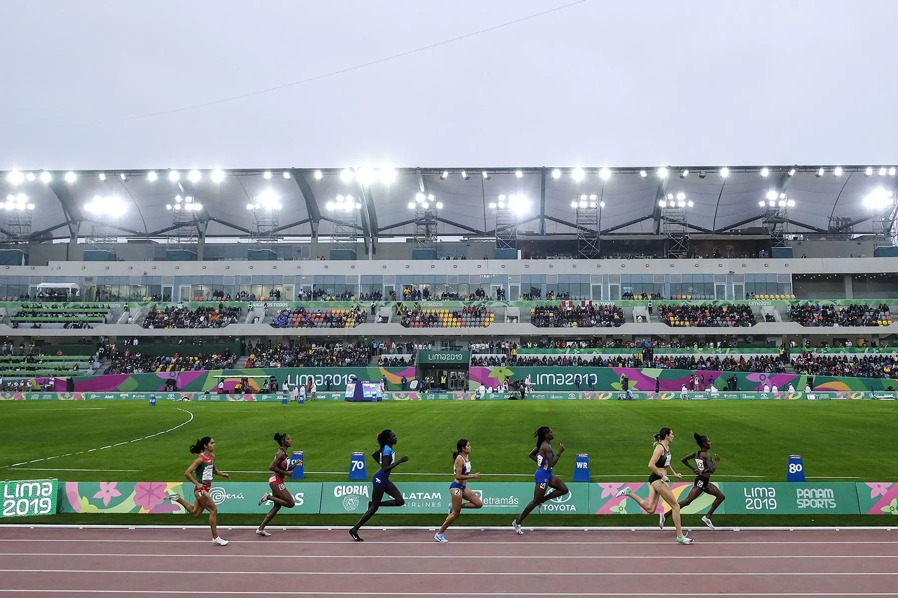 Lima - 6 de agosto de 2019 / Atletas compiten en las semifinales de 800 metros femeninos en el Estadio Atlético de  la Villa Deportiva Nacional - VIDENA en los Juegos Panamericanos Lima 2019. Foto: Legado