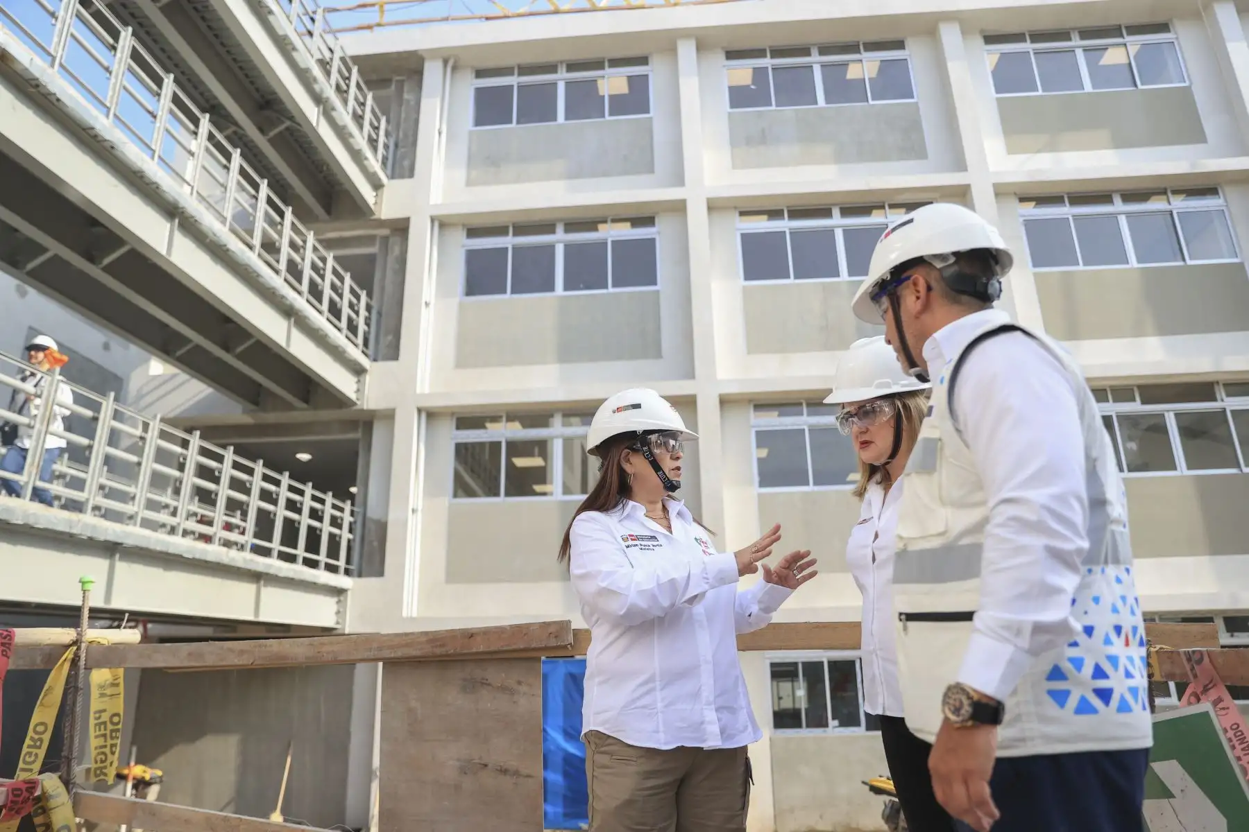 La ministra de educación, Miriam Ponce, inspecciona la construcción de la Escuela Bicentenario Mariscal Ramón Castilla en San Juan de Miraflores. Foto: ANDINA/Jhonel Rodríguez Robles