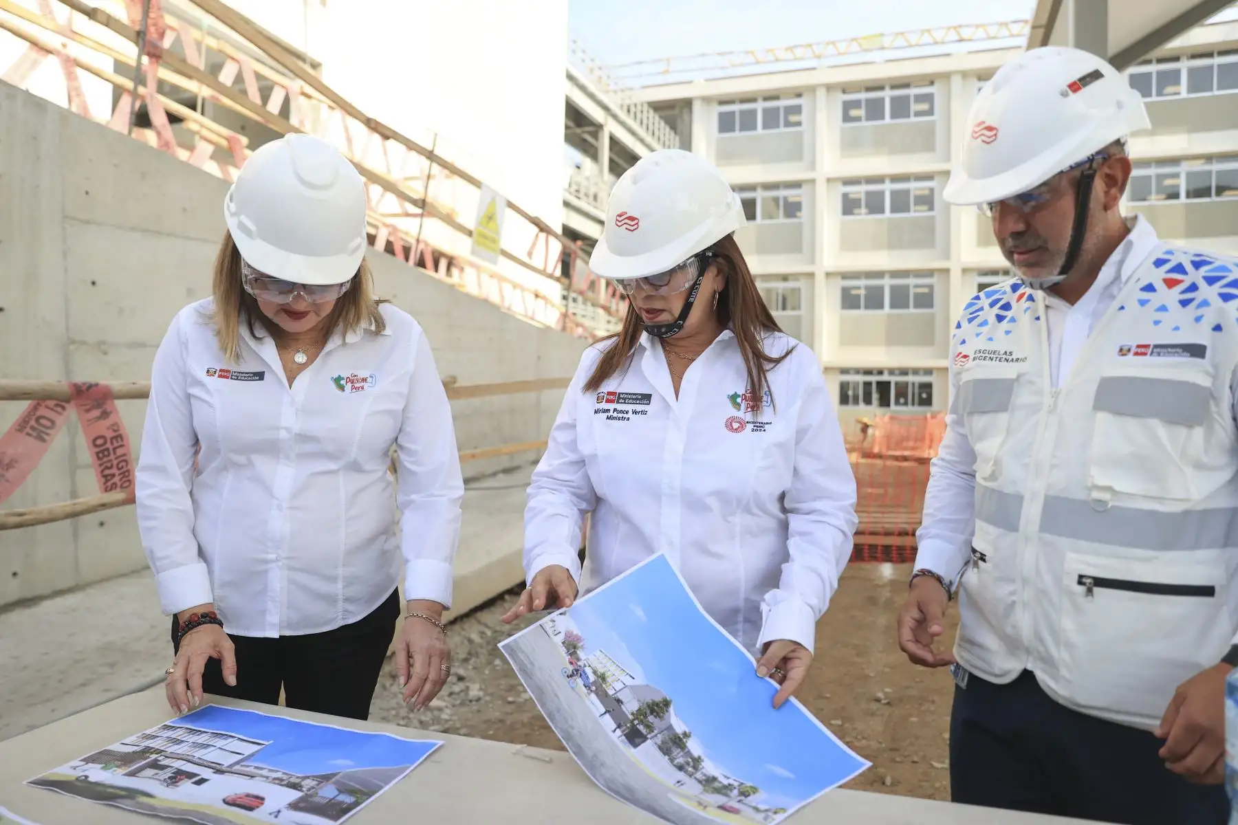 La ministra de educación, Miriam Ponce, inspecciona la construcción de la Escuela Bicentenario Mariscal Ramón Castilla en San Juan de Miraflores. Foto: ANDINA/Jhonel Rodríguez Robles