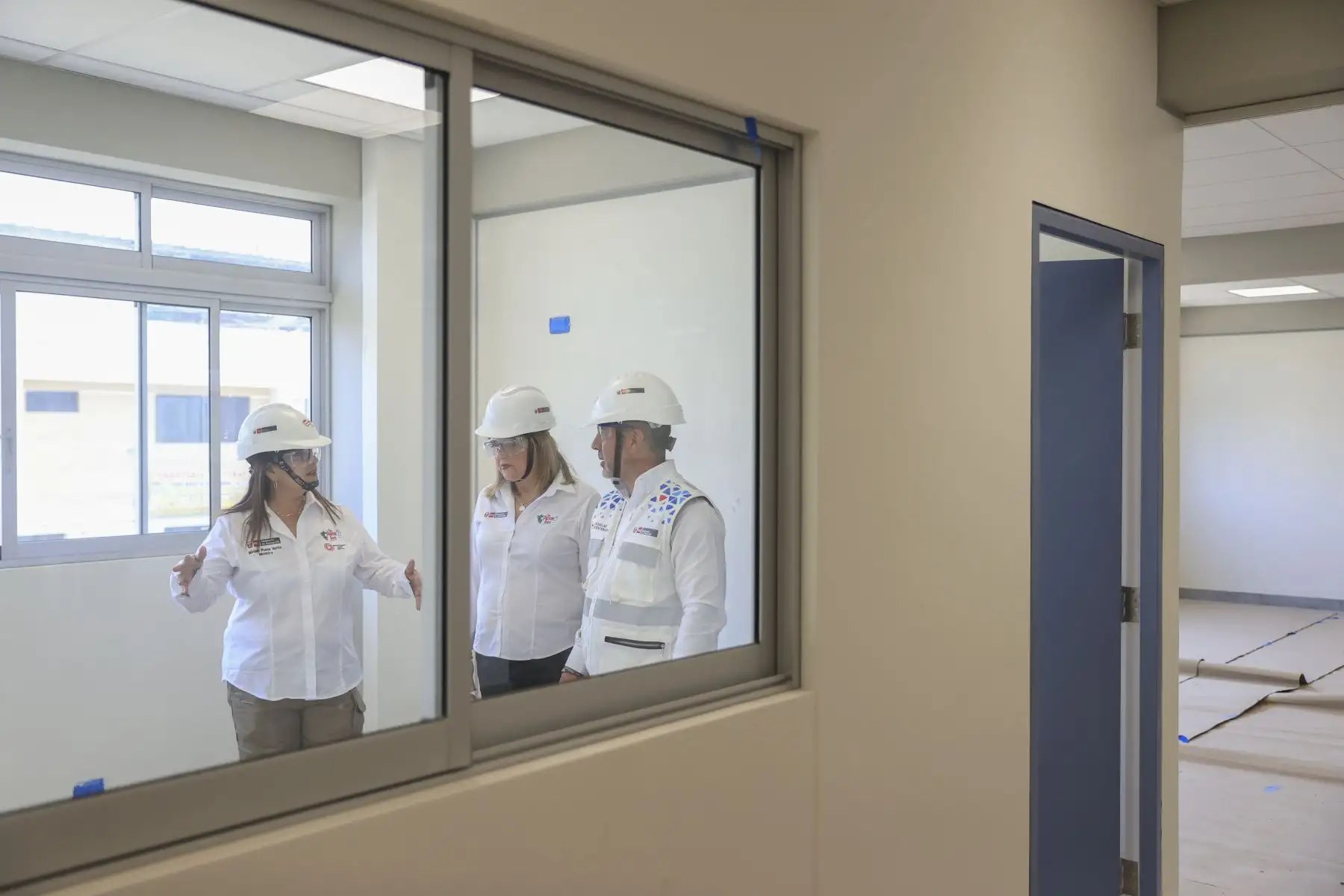 La ministra de educación, Miriam Ponce, inspecciona la construcción de la Escuela Bicentenario Mariscal Ramón Castilla en San Juan de Miraflores. Foto: ANDINA/Jhonel Rodríguez Robles