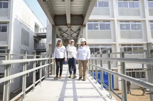 La ministra de Educación, Miriam Ponce, inspecciona la construcción de la Escuela Bicentenario Mariscal Ramón Castilla en San Juan de Miraflores. Foto: ANDINA/Jhonel Rodríguez Robles