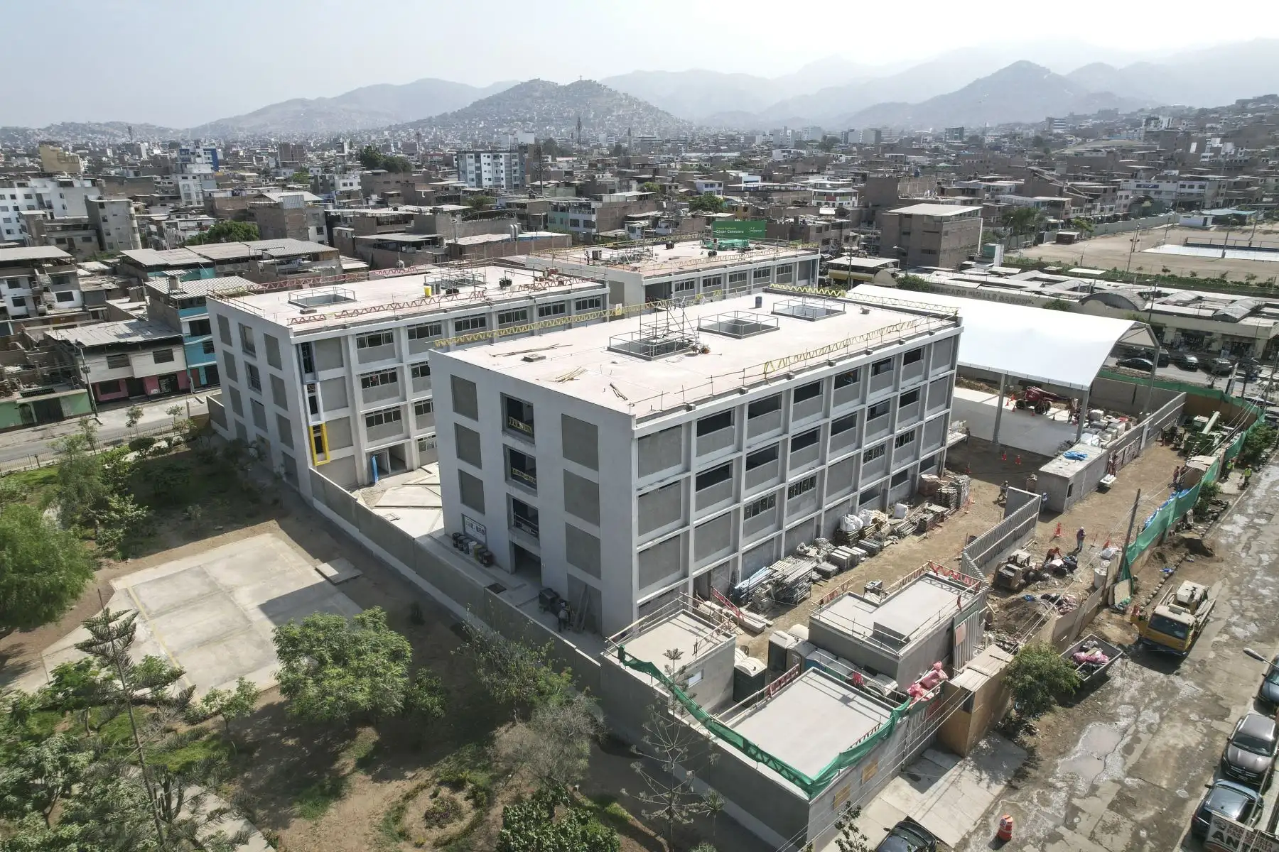 Construcción de la Escuela Bicentenario Mariscal Ramón Castilla en San Juan de Miraflores. Foto: ANDINA/Jhonel Rodríguez Robles