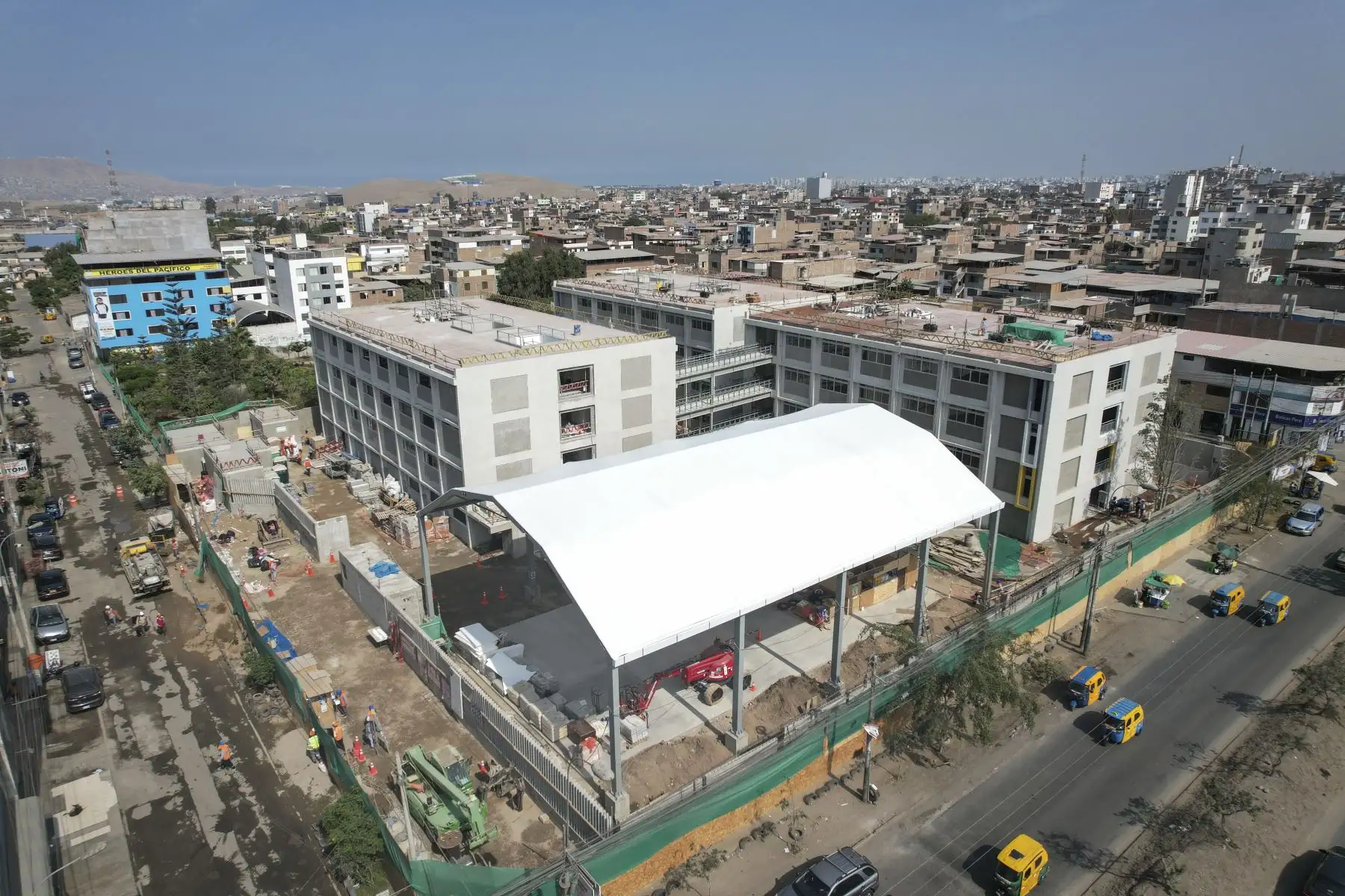 Construcción de la Escuela Bicentenario Mariscal Ramón Castilla en San Juan de Miraflores. Foto: ANDINA/Jhonel Rodríguez Robles