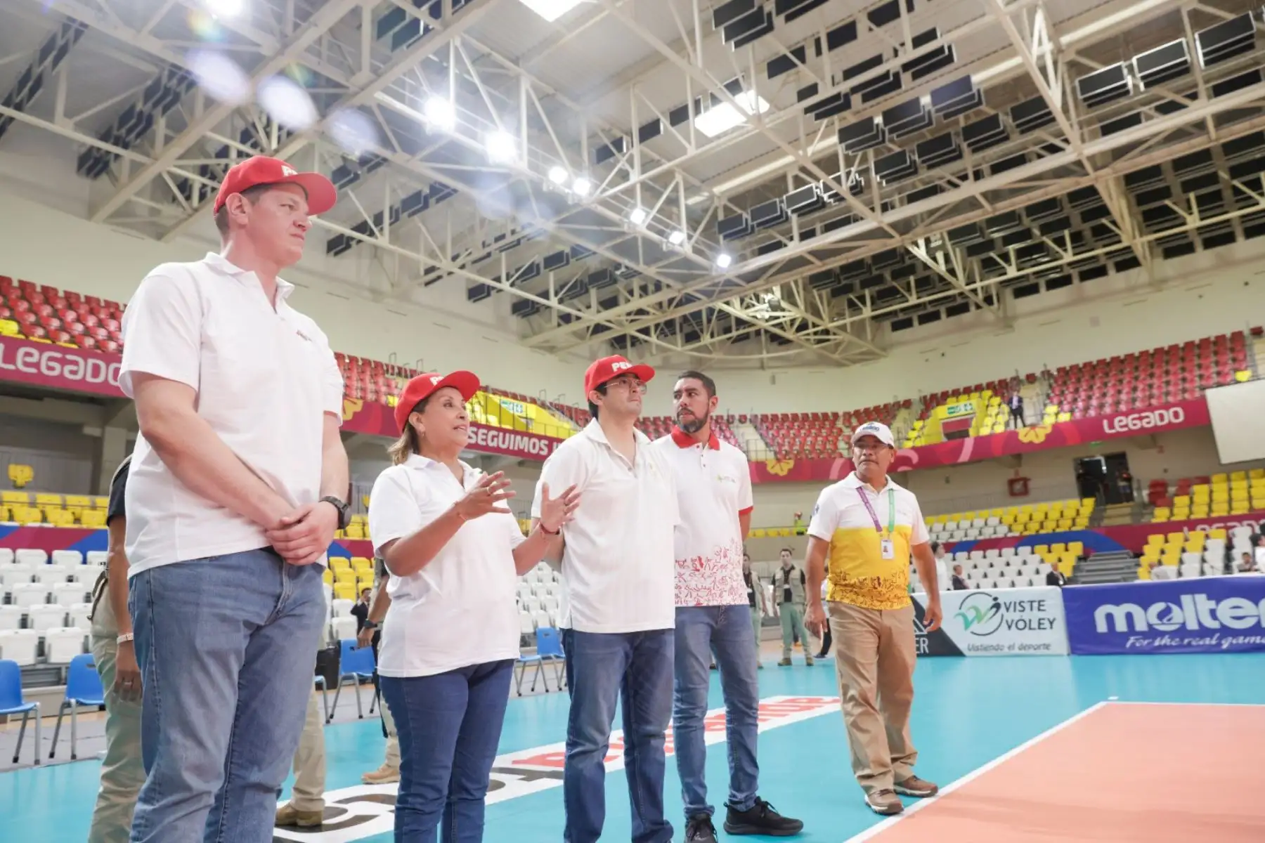 Presidenta Dina Boluarte recorrió el polideportivo Villa El Salvador. Foto: ANDINA/ Prensa Presidencia