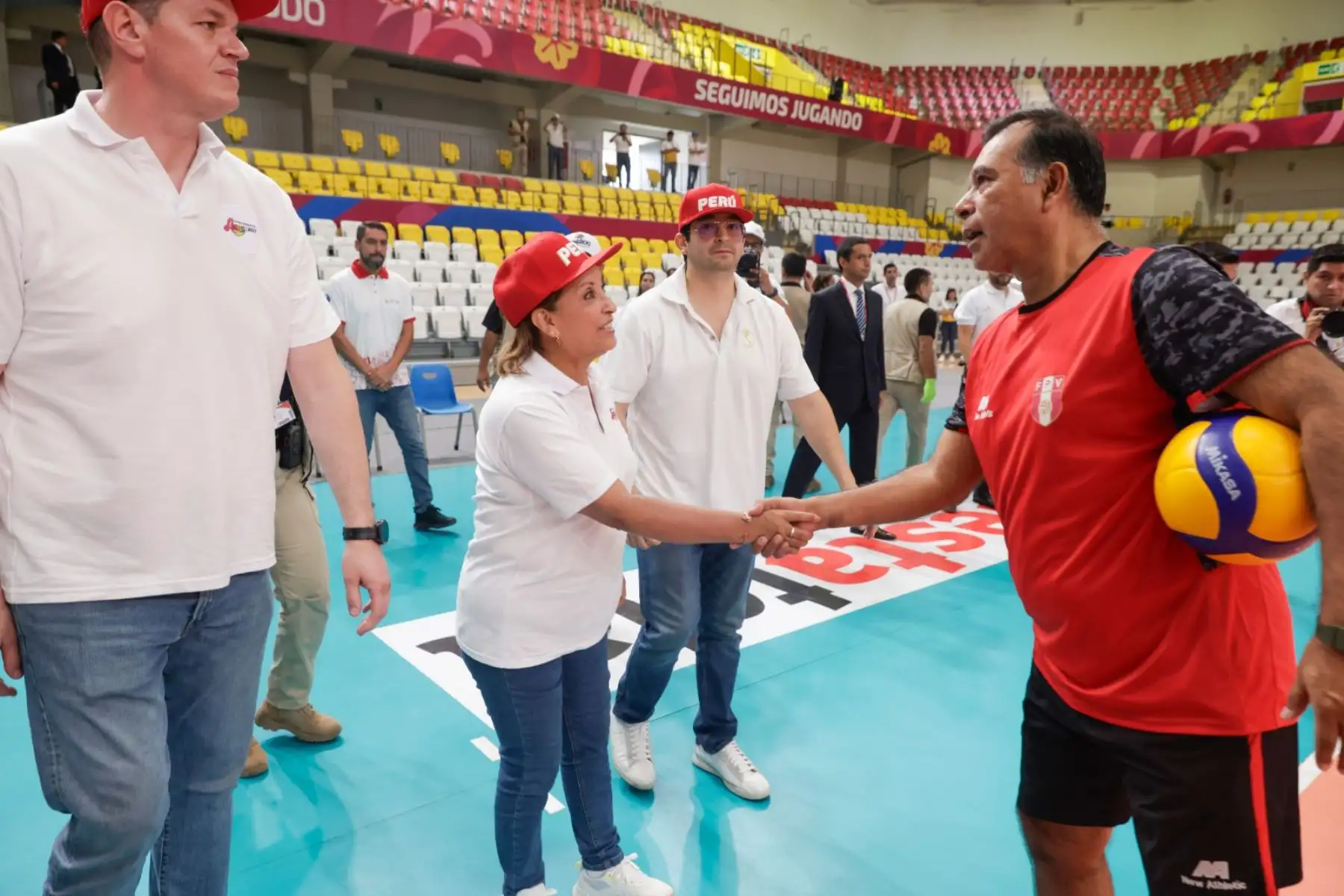 Presidenta Dina Boluarte recorrió el polideportivo Villa El Salvador. Foto: ANDINA/ Prensa Presidencia