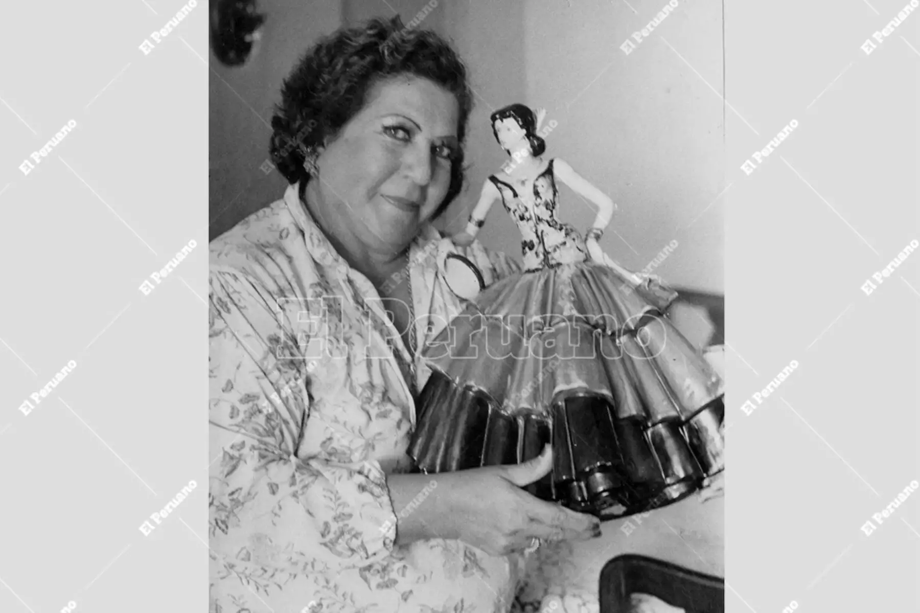 Lima - 20 abril 1982 / Esmeralda Checa, actriz cómica del programa Risas y Salsa de Panamericana Televisión, donde destaca por el sketch el "correo sentimental". Foto: Archivo Histórico de El Peruano / Norman Córdova
