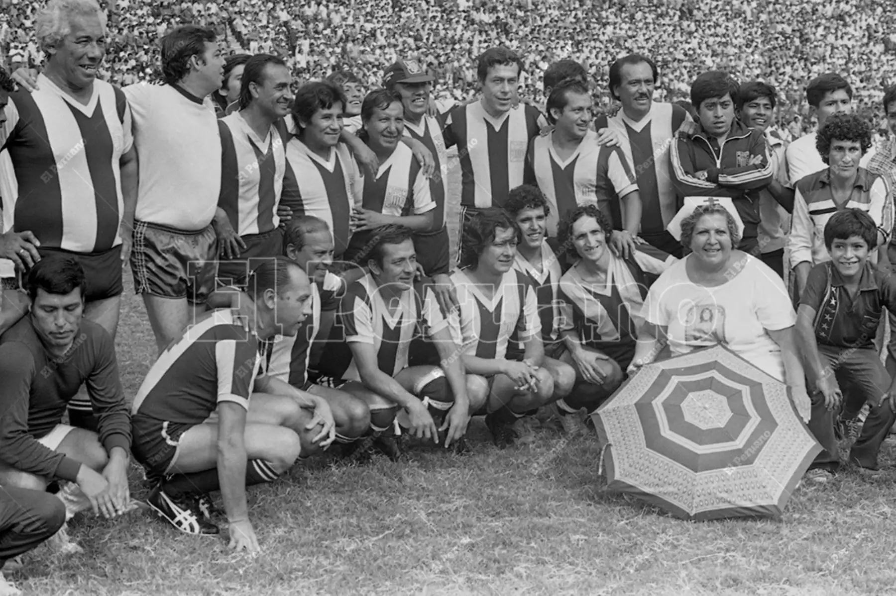 Lima - 6 marzo 1983 / Esmeralda Checa con los actores cómicos de Risas y Salsa que protagonizaron un animado partido de fútbol denominado el "Clásico de las Estrellas" en el estadio de Alianza Lima. Foto; Archivo Histórico de El Peruano / Alejandro Aguirre