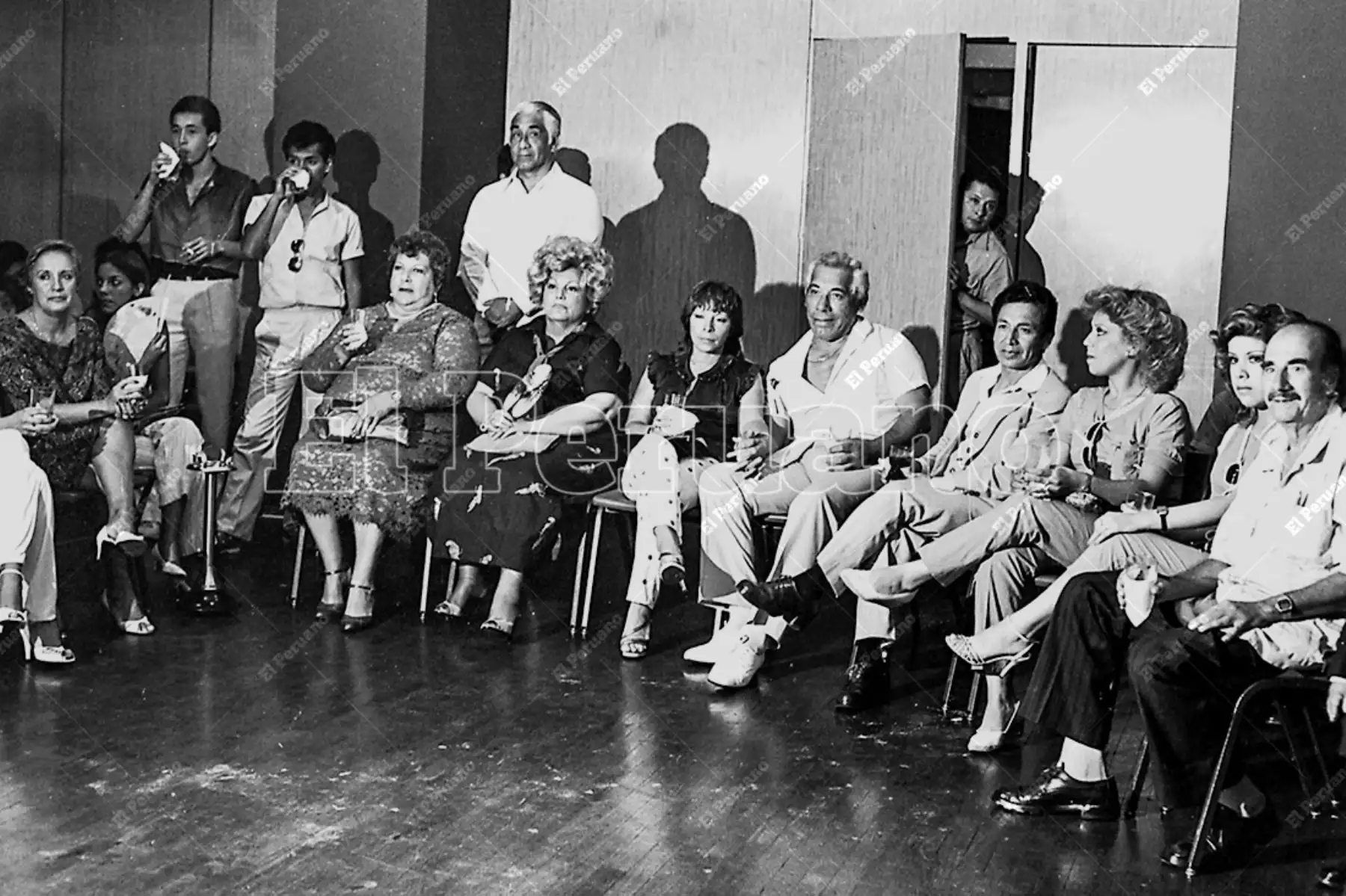 Lima - 11 enero 1984 / Esmeralda Checa y sus compañeros de Risas y Salsa celebran un aniversario más del popular programa cómico de Panamericana Televisión. Foto: Archivo Histórico de El Peruano / Américo Alburquerque