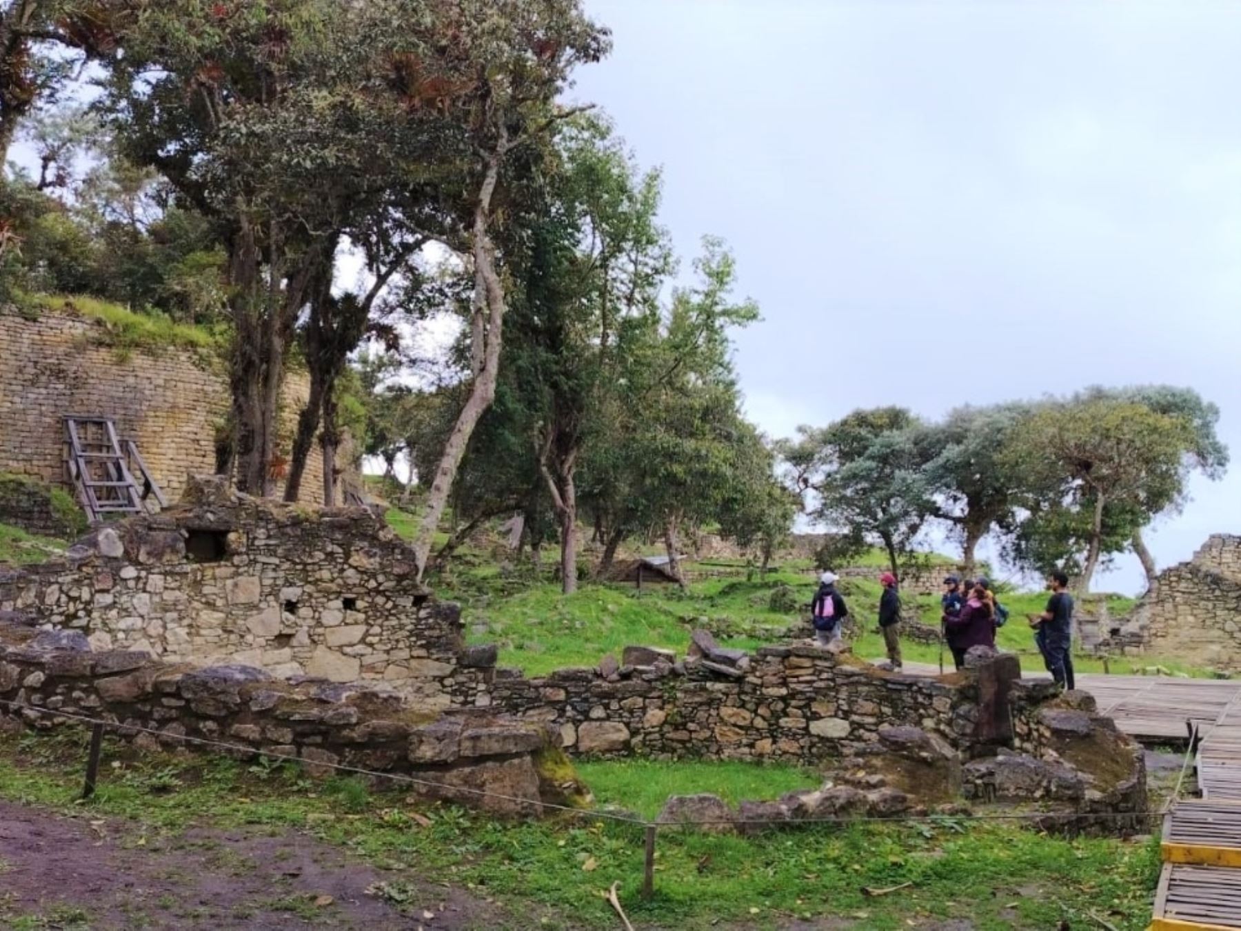 El mejorado sistema de drenaje del monumento arqueológico Kuélap, ubicado en Amazonas, superó las pruebas para evitar futuros colapsos. Las autoridades verificaron su correcto funcionamiento durante la temporada de lluvias. ANDINA/Difusión