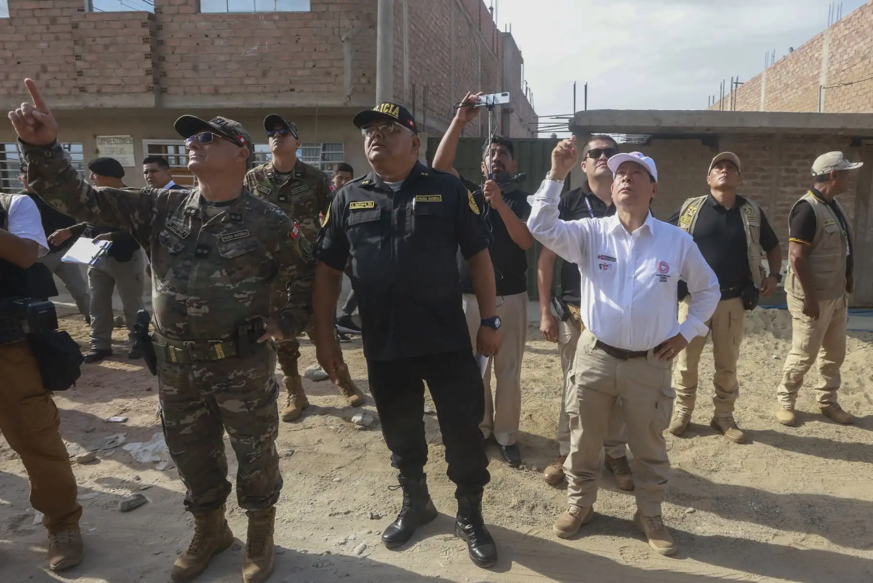 El ministro de Justicia y Derechos Humanos, Eduardo Arana Ysa, lideró de manera exitosa el primer operativo realizado en los alrededores del penal de varones de Trujillo, conocido como “El Milagro”, para desinstalar antenas ilegales en conjunto con el INPE, Ministerio Público, Policía Nacional del Perú, Ministerio de Transportes y Comunicaciones y la Municipalidad del Centro Poblado El Milagro.
Foto: ANDINA/MINJUS