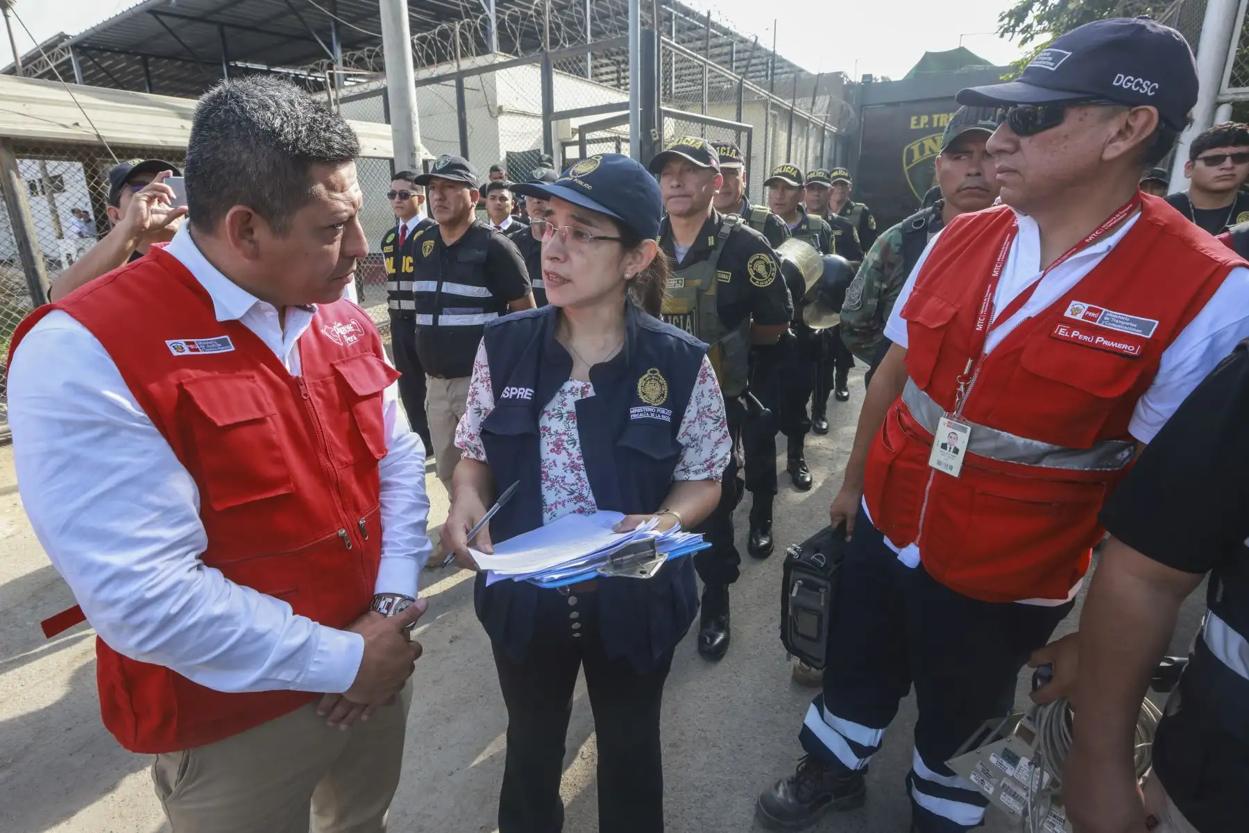 El ministro de Justicia y Derechos Humanos, Eduardo Arana Ysa, lideró de manera exitosa el primer operativo realizado en los alrededores del penal de varones de Trujillo, conocido como “El Milagro”, para desinstalar antenas ilegales en conjunto con el INPE, Ministerio Público, Policía Nacional del Perú, Ministerio de Transportes y Comunicaciones y la Municipalidad del Centro Poblado El Milagro.
Foto: ANDINA/MINJUS