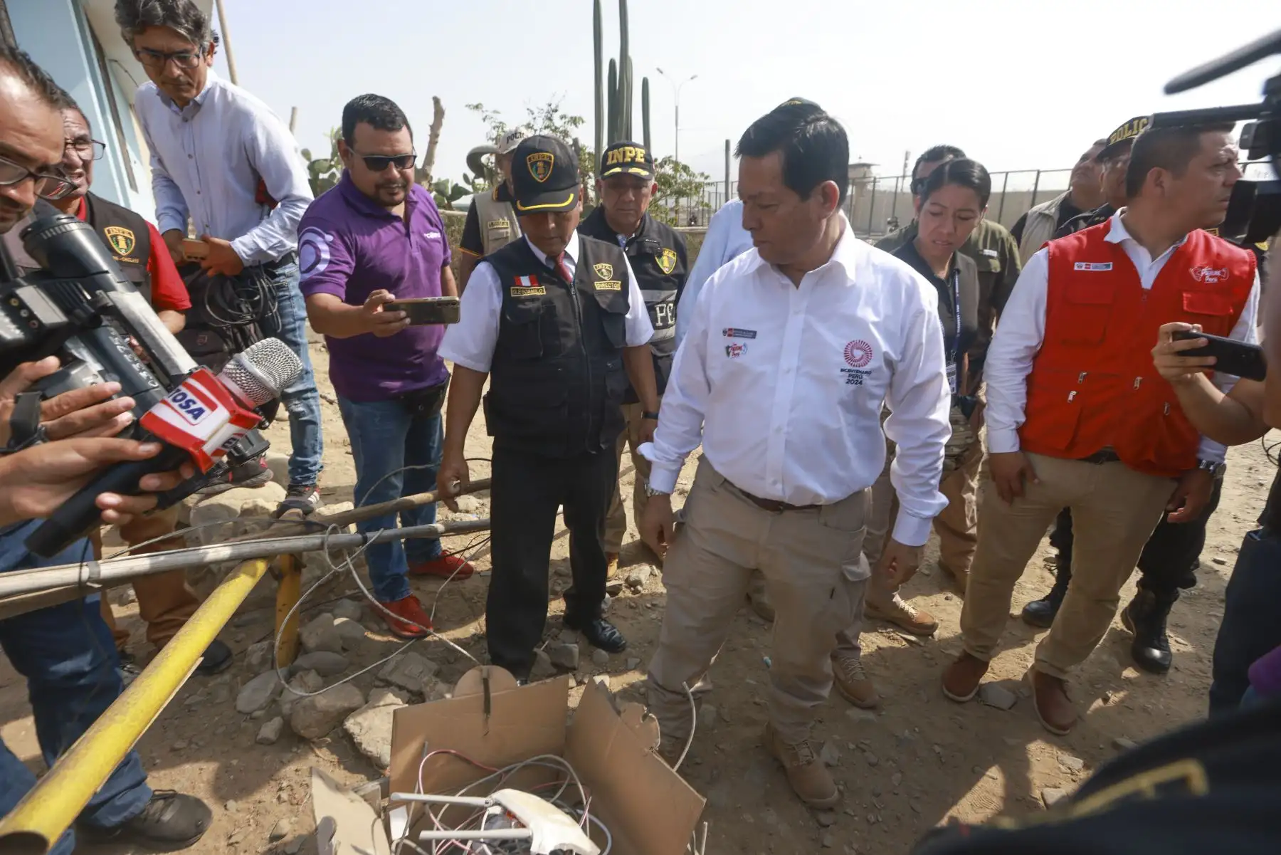 El ministro de Justicia y Derechos Humanos, Eduardo Arana Ysa, lideró de manera exitosa el primer operativo realizado en los alrededores del penal de varones de Trujillo, conocido como “El Milagro”, para desinstalar antenas ilegales en conjunto con el INPE, Ministerio Público, Policía Nacional del Perú, Ministerio de Transportes y Comunicaciones y la Municipalidad del Centro Poblado El Milagro.
Foto: ANDINA/MINJUS