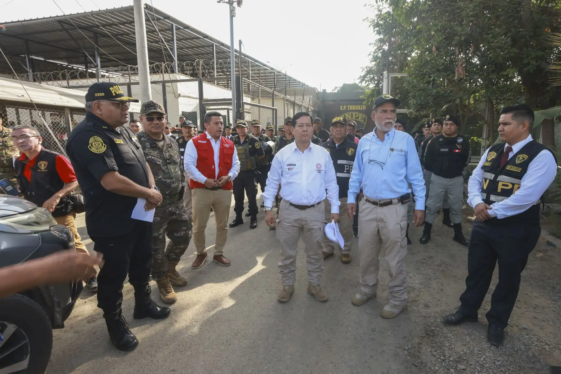 El ministro de Justicia y Derechos Humanos, Eduardo Arana Ysa, lideró de manera exitosa el primer operativo realizado en los alrededores del penal de varones de Trujillo, conocido como “El Milagro”, para desinstalar antenas ilegales en conjunto con el INPE, Ministerio Público, Policía Nacional del Perú, Ministerio de Transportes y Comunicaciones y la Municipalidad del Centro Poblado El Milagro.
Foto: ANDINA/MINJUS