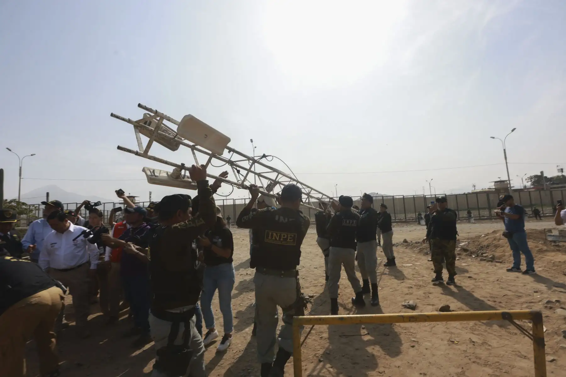 El ministro de Justicia y Derechos Humanos, Eduardo Arana Ysa, lideró de manera exitosa el primer operativo realizado en los alrededores del penal de varones de Trujillo, conocido como “El Milagro”, para desinstalar antenas ilegales en conjunto con el INPE, Ministerio Público, Policía Nacional del Perú, Ministerio de Transportes y Comunicaciones y la Municipalidad del Centro Poblado El Milagro.
Foto: ANDINA/MINJUS