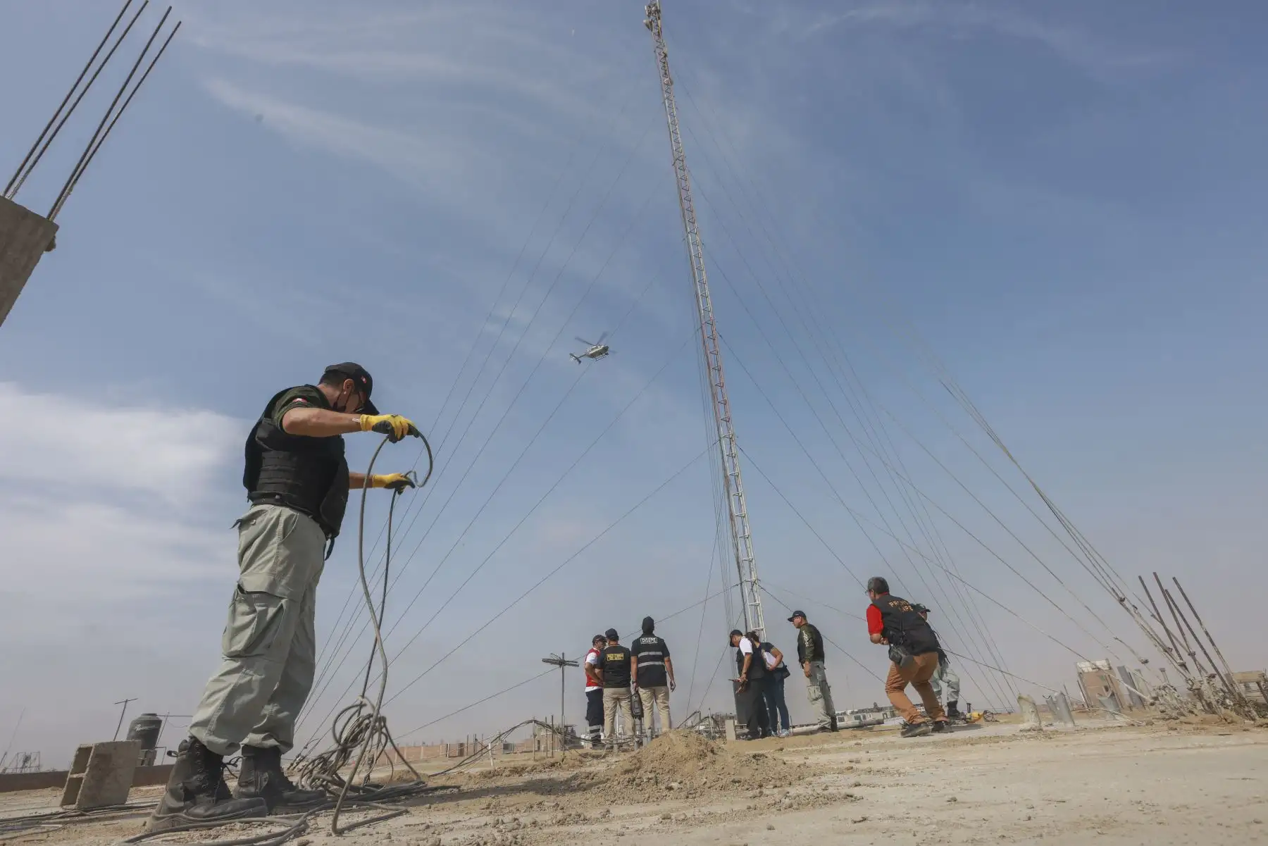 En el marco del Estado de Emergencia y respetando los derechos de las personas que viven dentro se ha dispuesto la inmediata erradicación, hasta el momento, de 4 antenas repetidoras de internet. Esta acción para hacerle frente a la criminalidad e inseguridad ciudadana se suma al operativo realizado ayer en el que se reubicó a 13 internos peligrosos que mantenían en zozobra a la ciudadanía realizando extorsiones a través de las visitas que recibían.
Foto: ANDINA/MINJUS