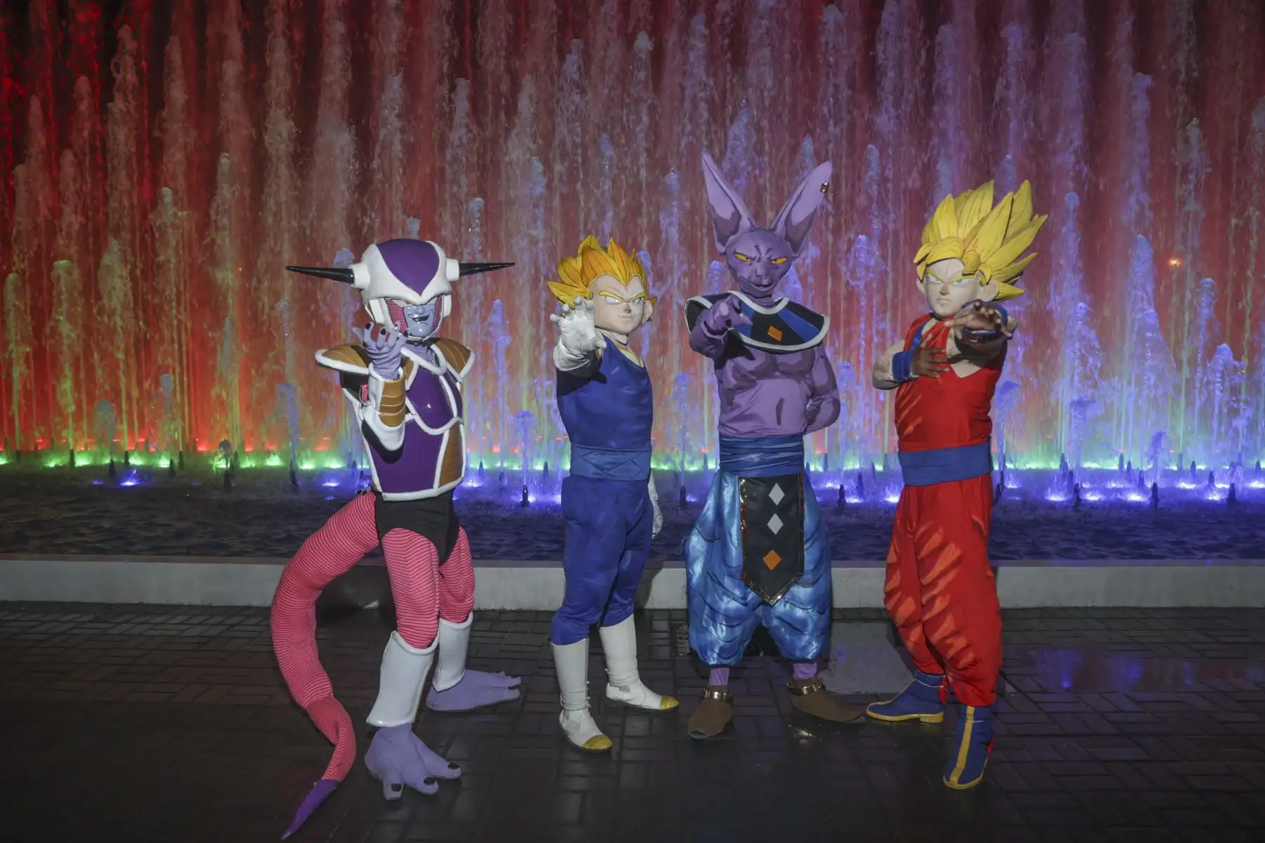 Fanáticos de Dragon Ball vivieron momentos de diversión y nostalgia recordando todo el legado de Akira Toriyama, y disfrutando de las diversas actividades que se realizan en la zona Tangüis del Circuito Mágico del Agua, para rendir homenaje al legado de uno de los maestros del género manga que ha dejado una huella imborrable en la cultura popular. Concursos de cosplay, proyecciones, juegos, música en vivo y la presencia de los icónicos personas como Goku, Vegeta, Freezer y muchas cosas más que ofrece este evento que se realiza del 15 al 17 de marzo.
Foto: ANDINA/Andrés Valle