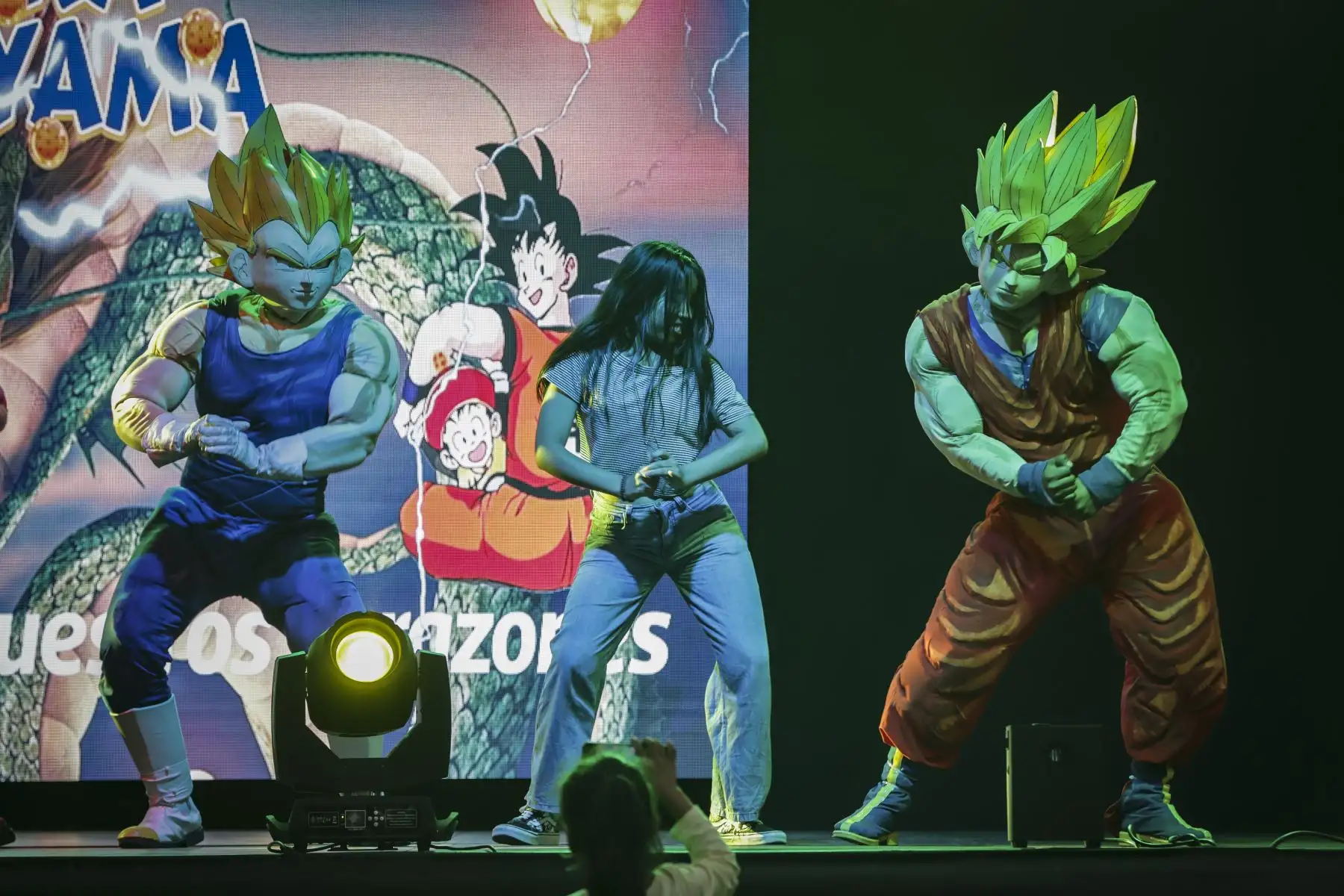 Fanáticos de Dragon Ball vivieron momentos de diversión y nostalgia recordando todo el legado de Akira Toriyama, y disfrutando de las diversas actividades que se realizan en la zona Tangüis del Circuito Mágico del Agua, para rendir homenaje al legado de uno de los maestros del género manga que ha dejado una huella imborrable en la cultura popular. Concursos de cosplay, proyecciones, juegos, música en vivo y la presencia de los icónicos personas como Goku, Vegeta, Freezer y muchas cosas más que ofrece este evento que se realiza del 15 al 17 de marzo.
Foto: ANDINA/Andrés Valle