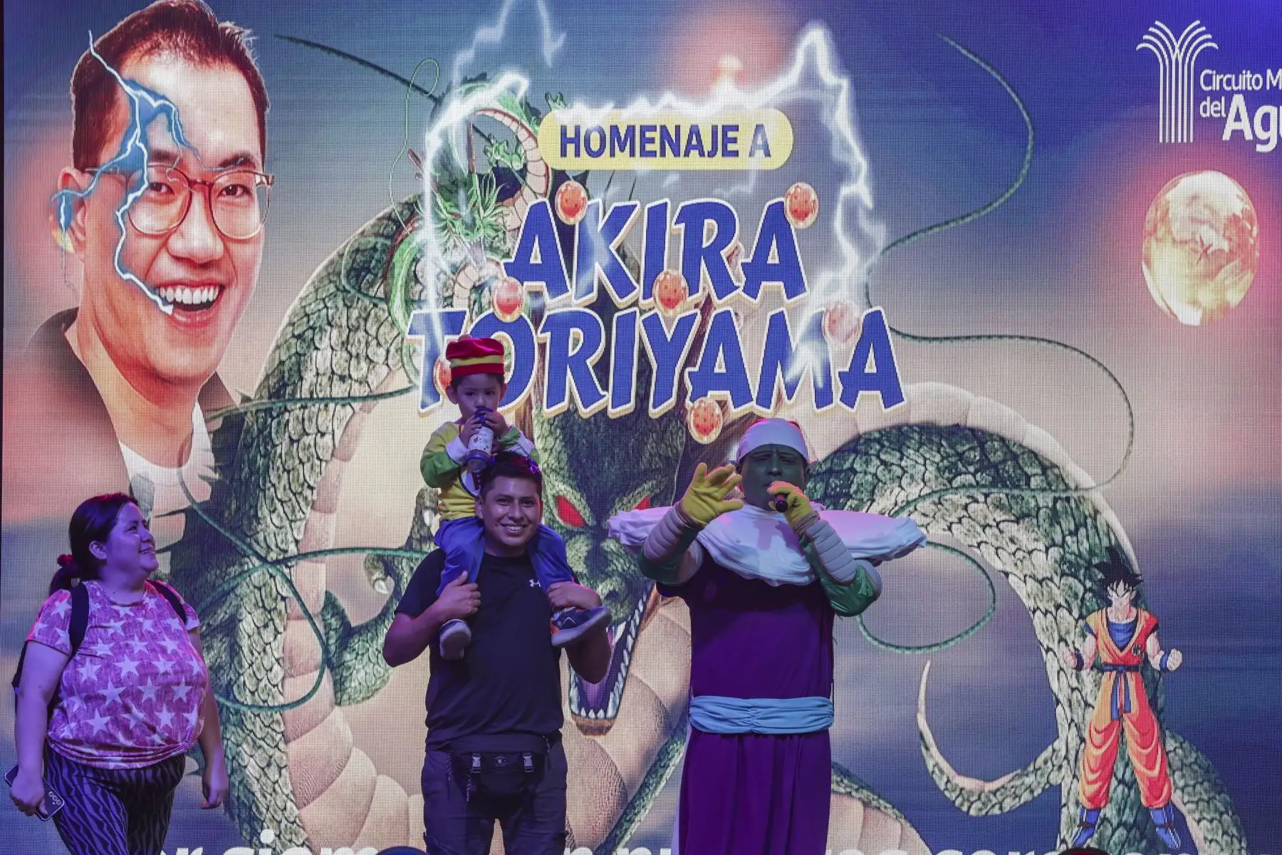 Fanáticos de Dragon Ball vivieron momentos de diversión y nostalgia recordando todo el legado de Akira Toriyama, y disfrutando de las diversas actividades que se realizan en la zona Tangüis del Circuito Mágico del Agua, para rendir homenaje al legado de uno de los maestros del género manga que ha dejado una huella imborrable en la cultura popular. Concursos de cosplay, proyecciones, juegos, música en vivo y la presencia de los icónicos personas como Goku, Vegeta, Freezer y muchas cosas más que ofrece este evento que se realiza del 15 al 17 de marzo.
Foto: ANDINA/Andrés Valle