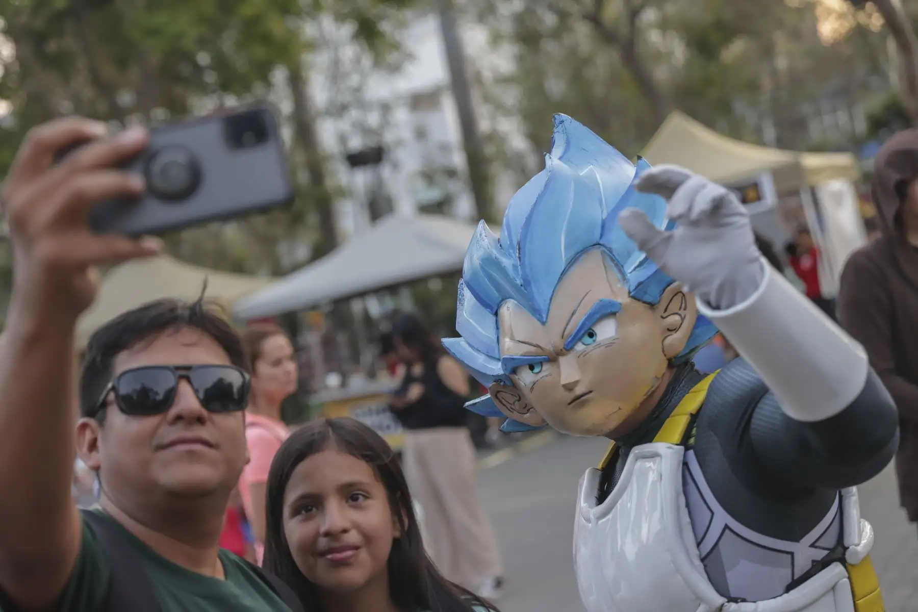 Fanáticos de Dragon Ball vivieron momentos de diversión y nostalgia recordando todo el legado de Akira Toriyama, y disfrutando de las diversas actividades que se realizan en la zona Tangüis del Circuito Mágico del Agua, para rendir homenaje al legado de uno de los maestros del género manga que ha dejado una huella imborrable en la cultura popular. Concursos de cosplay, proyecciones, juegos, música en vivo y la presencia de los icónicos personas como Goku, Vegeta, Freezer y muchas cosas más que ofrece este evento que se realiza del 15 al 17 de marzo.
Foto: ANDINA/Andrés Valle