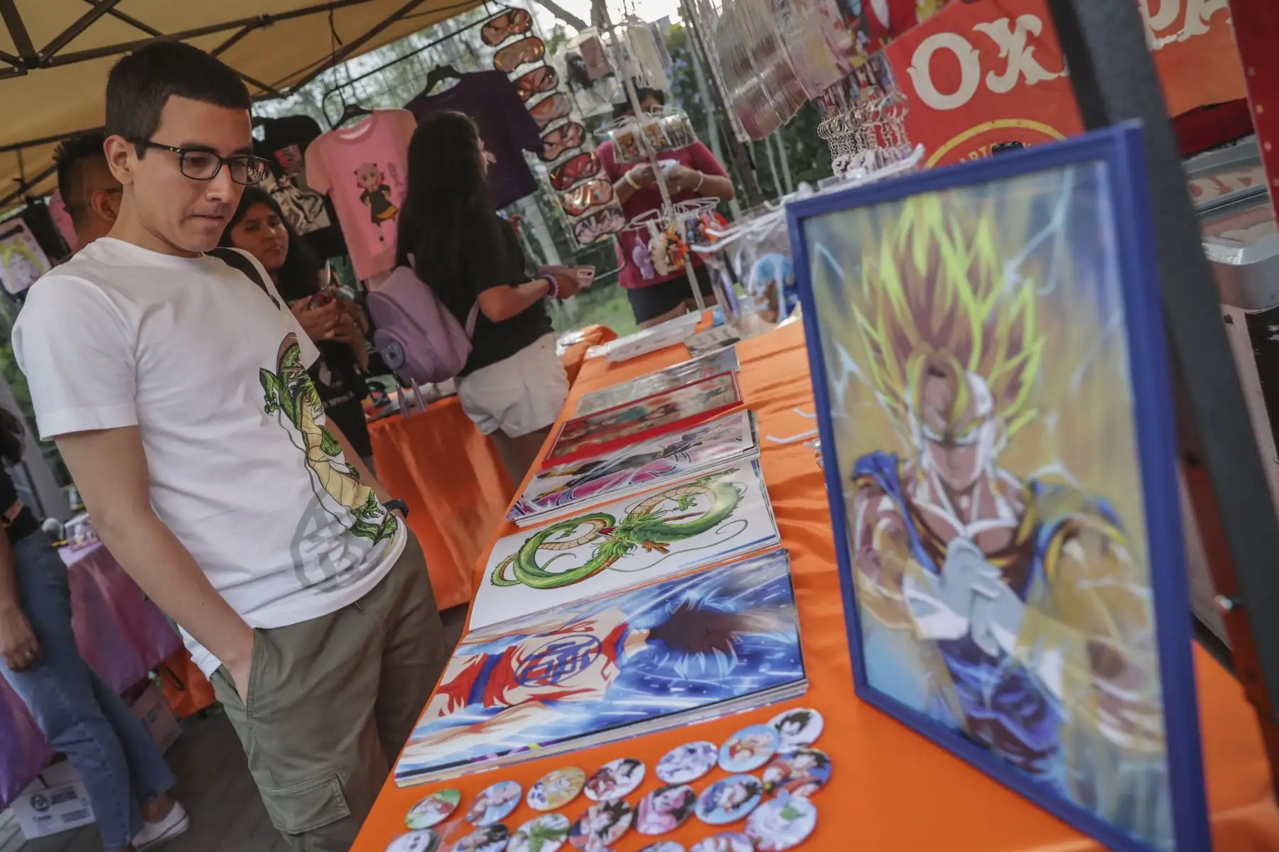 Fanáticos de Dragon Ball vivieron momentos de diversión y nostalgia recordando todo el legado de Akira Toriyama, y disfrutando de las diversas actividades que se realizan en la zona Tangüis del Circuito Mágico del Agua, para rendir homenaje al legado de uno de los maestros del género manga que ha dejado una huella imborrable en la cultura popular. Concursos de cosplay, proyecciones, juegos, música en vivo y la presencia de los icónicos personas como Goku, Vegeta, Freezer y muchas cosas más que ofrece este evento que se realiza del 15 al 17 de marzo.
Foto: ANDINA/Andrés Valle