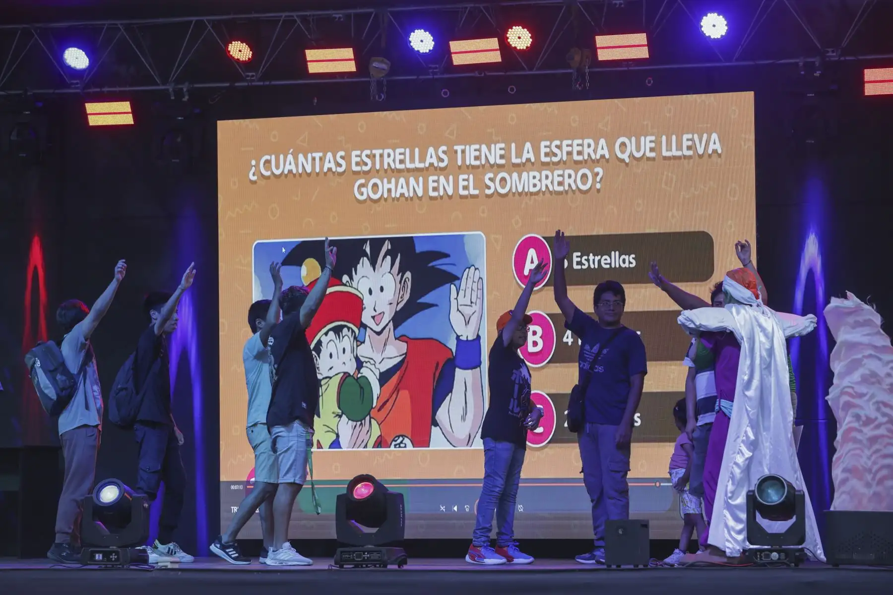 Fanáticos de Dragon Ball vivieron momentos de diversión y nostalgia recordando todo el legado de Akira Toriyama, y disfrutando de las diversas actividades que se realizan en la zona Tangüis del Circuito Mágico del Agua, para rendir homenaje al legado de uno de los maestros del género manga que ha dejado una huella imborrable en la cultura popular. Concursos de cosplay, proyecciones, juegos, música en vivo y la presencia de los icónicos personas como Goku, Vegeta, Freezer y muchas cosas más que ofrece este evento que se realiza del 15 al 17 de marzo.
Foto: ANDINA/Andrés Valle