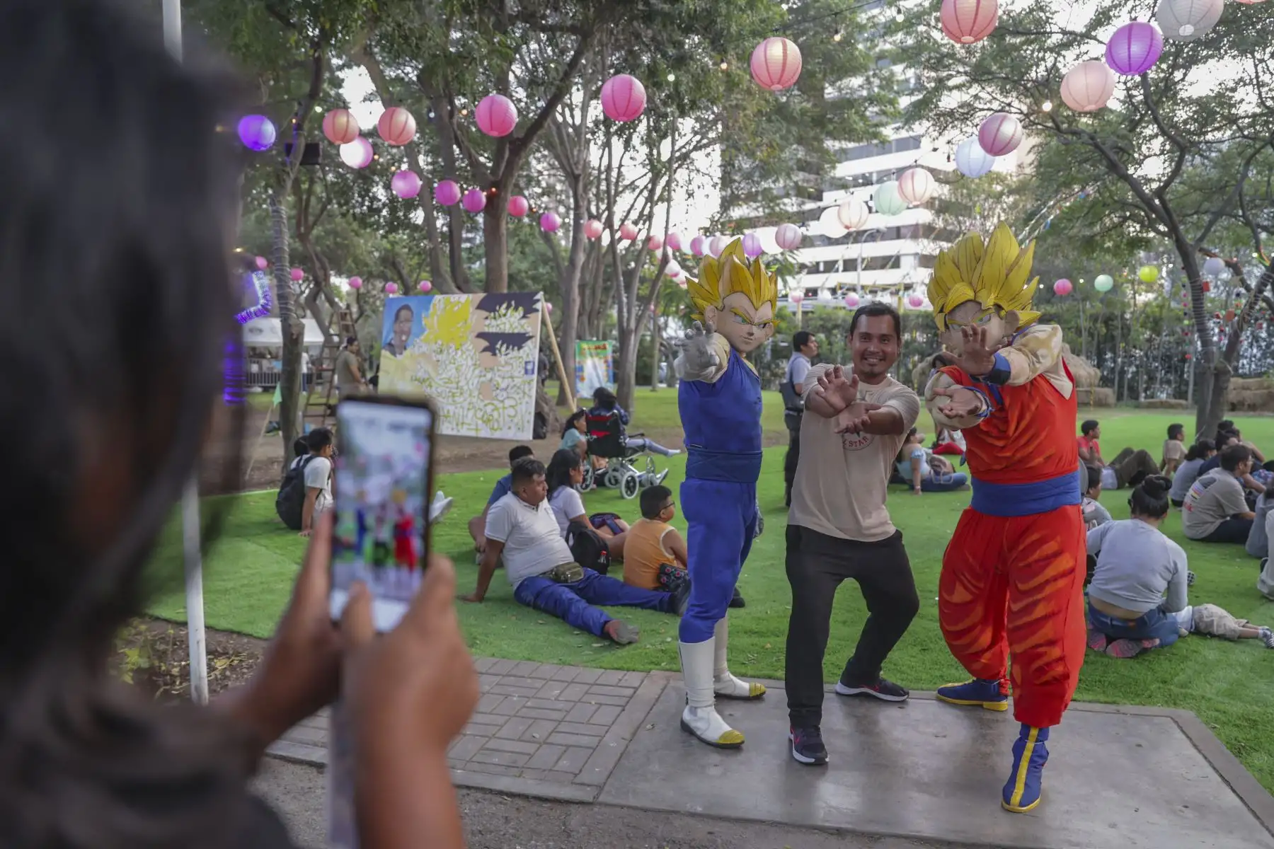 Fanáticos de Dragon Ball vivieron momentos de diversión y nostalgia recordando todo el legado de Akira Toriyama, y disfrutando de las diversas actividades que se realizan en la zona Tangüis del Circuito Mágico del Agua, para rendir homenaje al legado de uno de los maestros del género manga que ha dejado una huella imborrable en la cultura popular. Concursos de cosplay, proyecciones, juegos, música en vivo y la presencia de los icónicos personas como Goku, Vegeta, Freezer y muchas cosas más que ofrece este evento que se realiza del 15 al 17 de marzo.
Foto: ANDINA/Andrés Valle