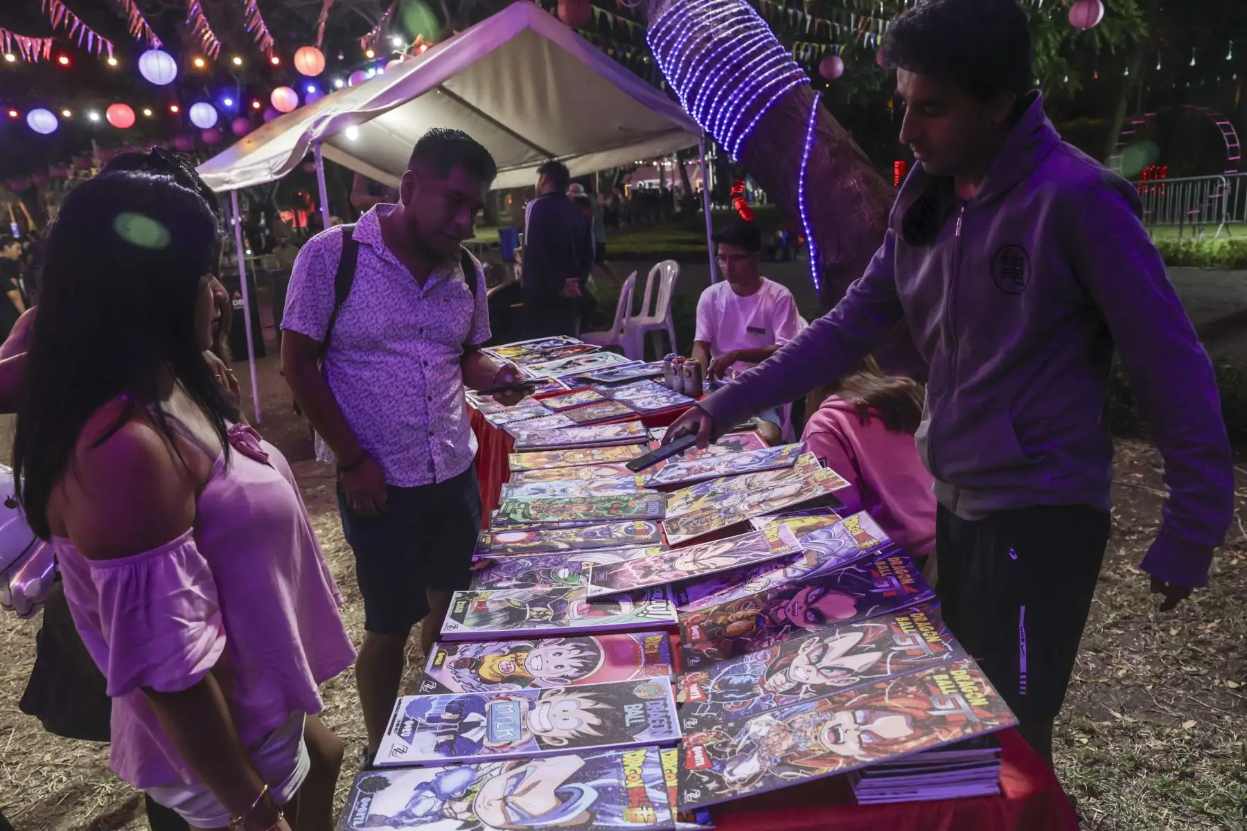 Fanáticos de Dragon Ball vivieron momentos de diversión y nostalgia recordando todo el legado de Akira Toriyama, y disfrutando de las diversas actividades que se realizan en la zona Tangüis del Circuito Mágico del Agua, para rendir homenaje al legado de uno de los maestros del género manga que ha dejado una huella imborrable en la cultura popular. Concursos de cosplay, proyecciones, juegos, música en vivo y la presencia de los icónicos personas como Goku, Vegeta, Freezer y muchas cosas más que ofrece este evento que se realiza del 15 al 17 de marzo.
Foto: ANDINA/Andrés Valle