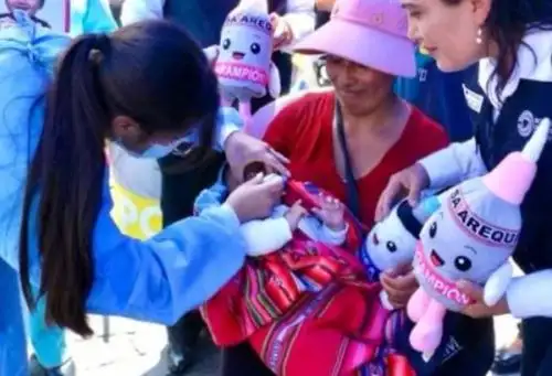 De acuerdo con el esquema regular de vacunación, niños y niñas de 1 año necesitan una dosis de la vacuna BCG (tuberculosis meningea), tres dosis de la pentavalente (hepatitis B, tétanos, tos convulsiva, haemophilus tipo b y difteria), tres dosis contra la poliomielitis, dos contra el rotavirus, tres contra el neumococo, tres contra la influenza, 1 dosis de la vacuna SPR (sarampión, paperas y rubéola) y 1 dosis contra la varicela.