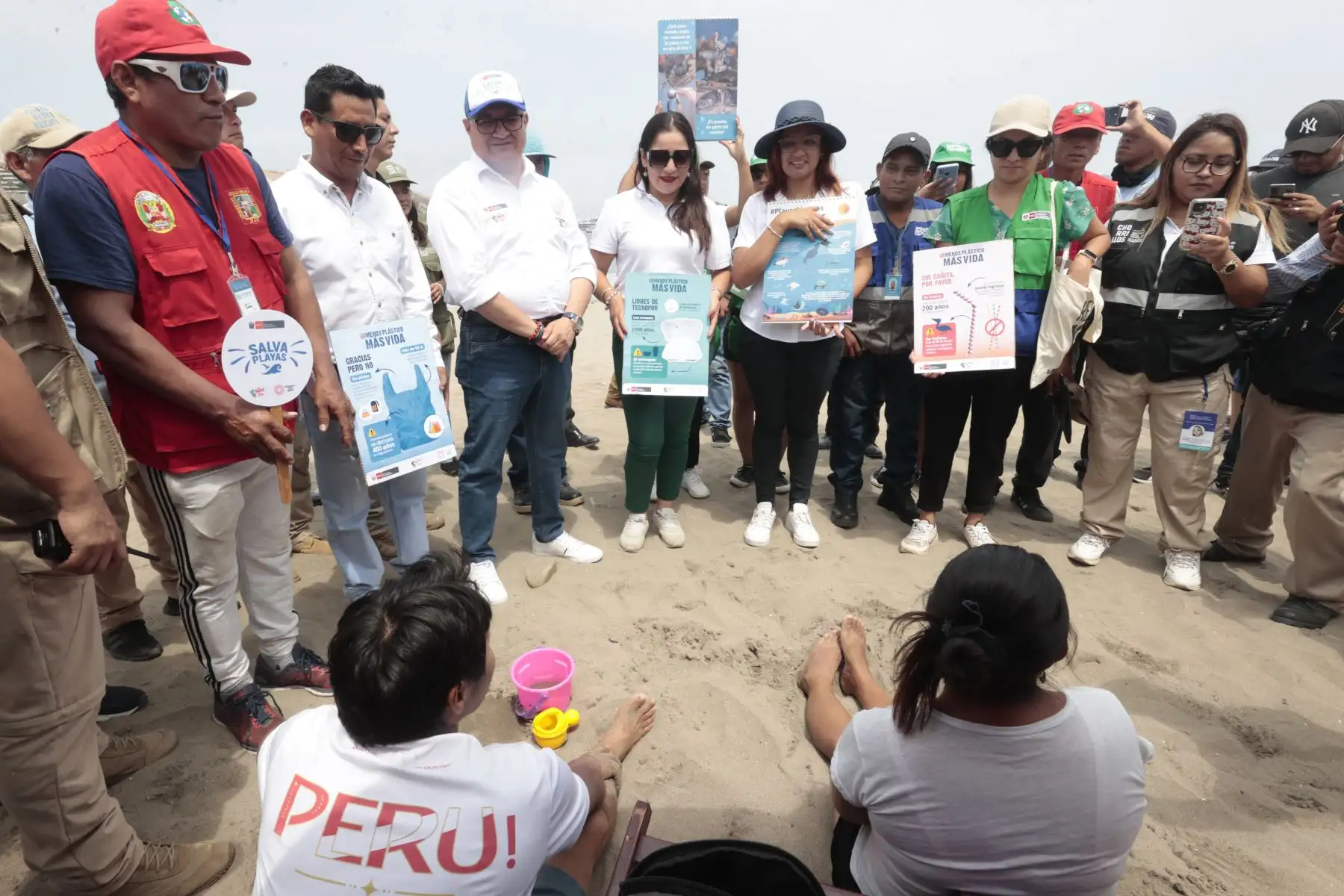 Campaña “Salva Playas” del Ministerio de Ambiente 
en Playa agua dulce Chorrillo. Foto: ANDINA/ Vidal Tarqui