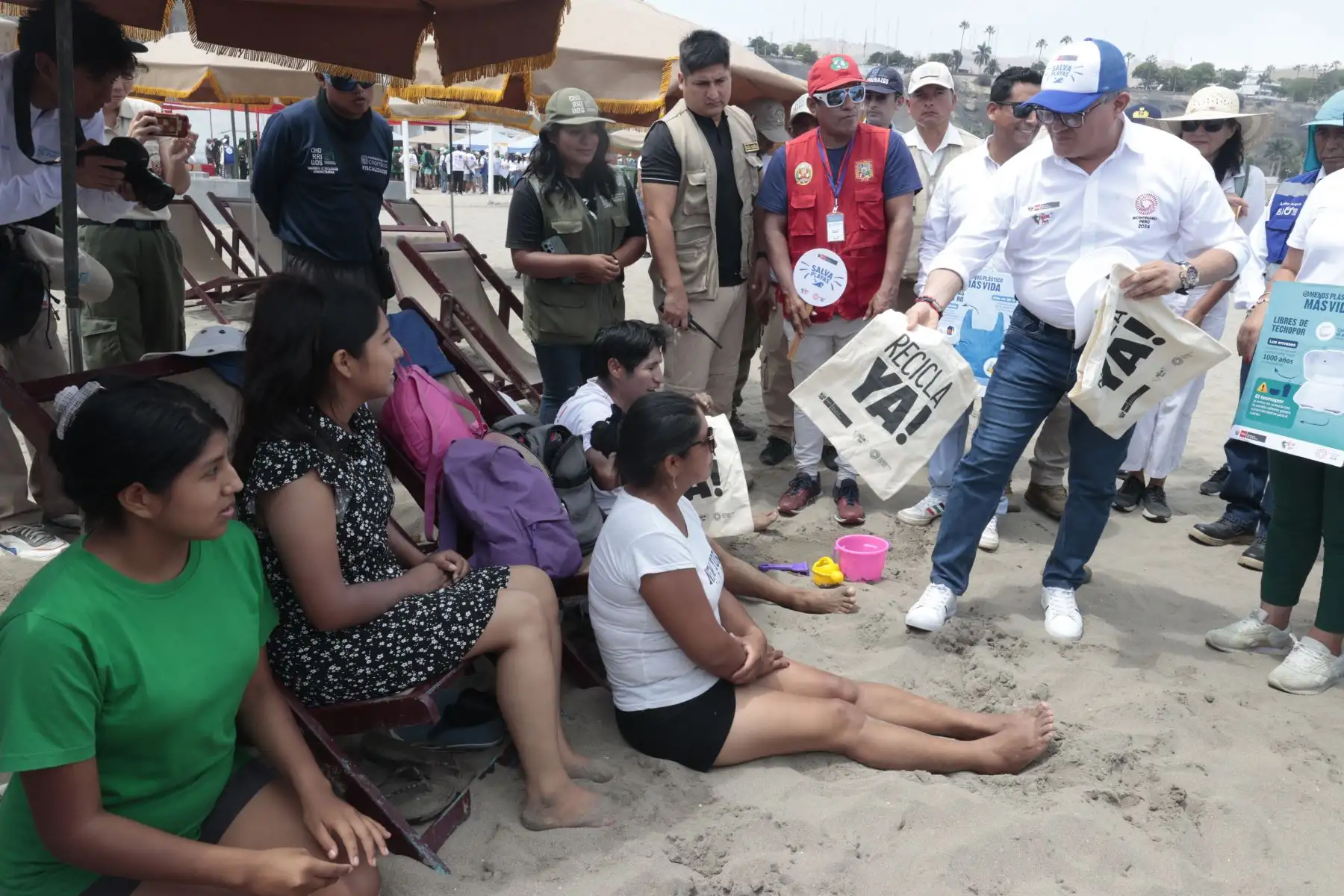 Campaña “Salva Playas” del Ministerio de Ambiente 
en Playa agua dulce Chorrillo. Foto: ANDINA/ Vidal Tarqui