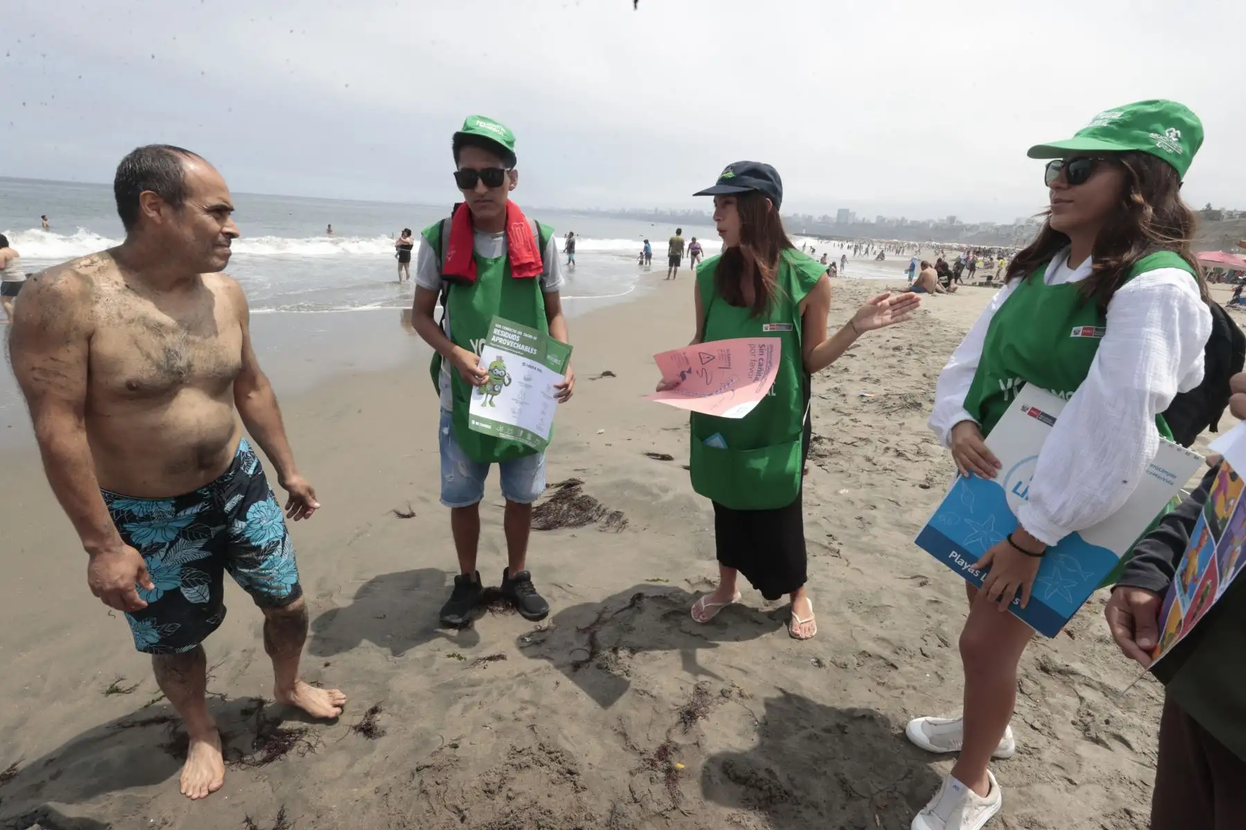 Campaña “Salva Playas” del Ministerio de Ambiente 
en Playa agua dulce Chorrillo. Foto: ANDINA/ Vidal Tarqui